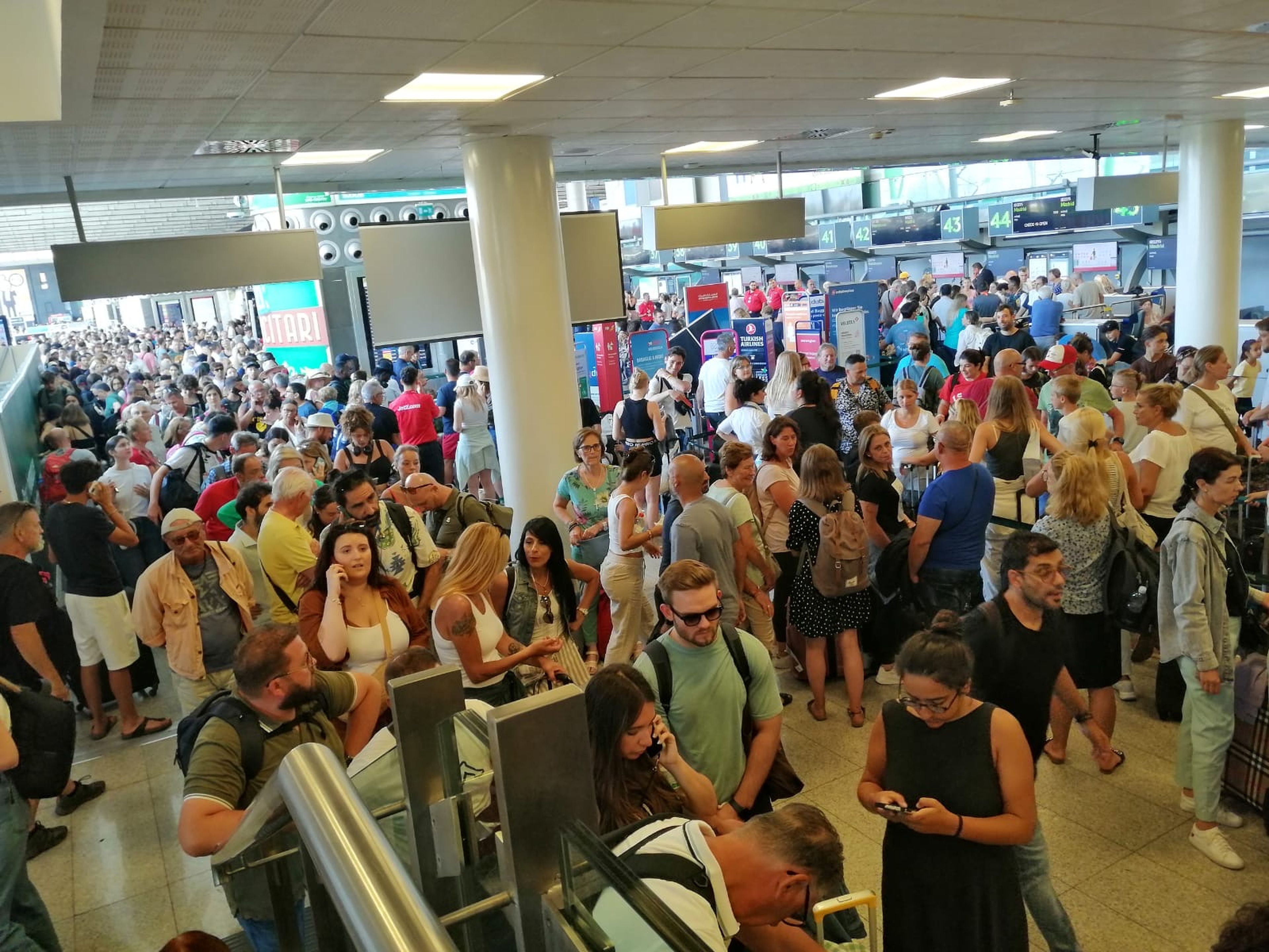 Personas aglomeradas en el Aeropuerto de Catania, Sicilia, ante el cierre del espacio aéreo.