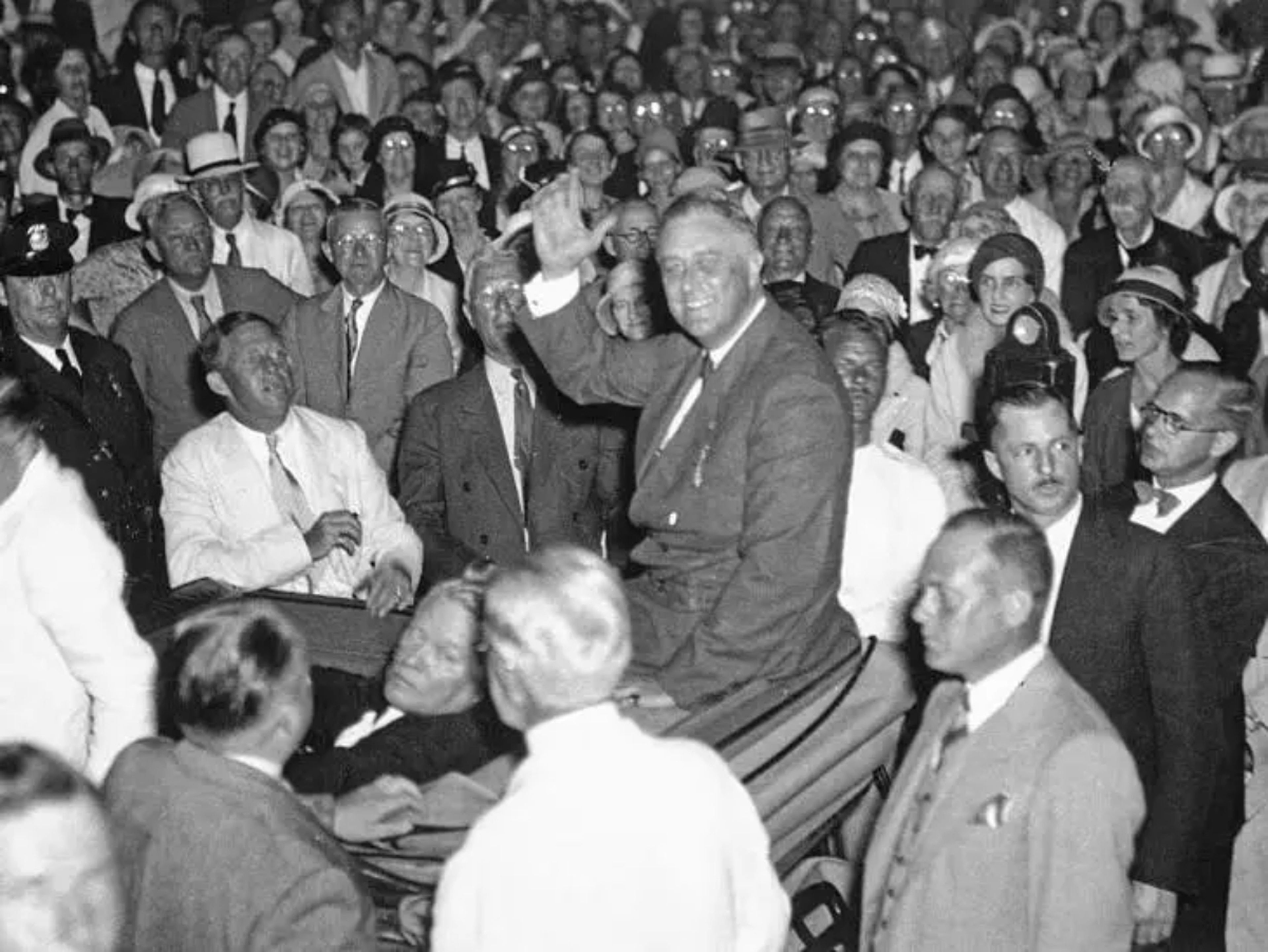 El presidente Franklin D. Roosevelt saludó a la multitud momentos antes de que un hombre armado le disparara en 1933.