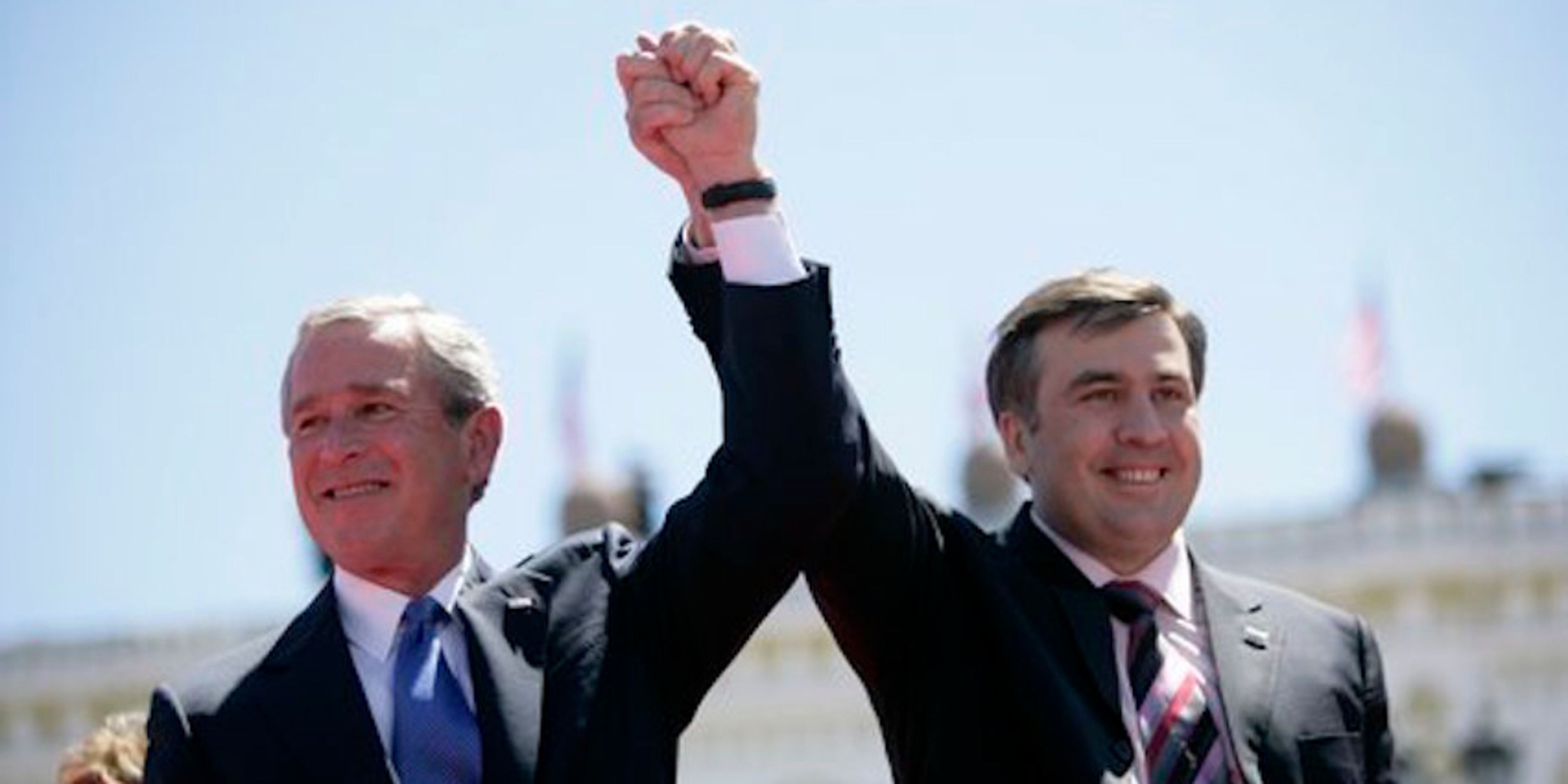 El Presidente George W. Bush y el Presidente georgiano Mikhail Saakashvili pronunciaron un discurso en el que se lanzó una granada cerca del escenario.