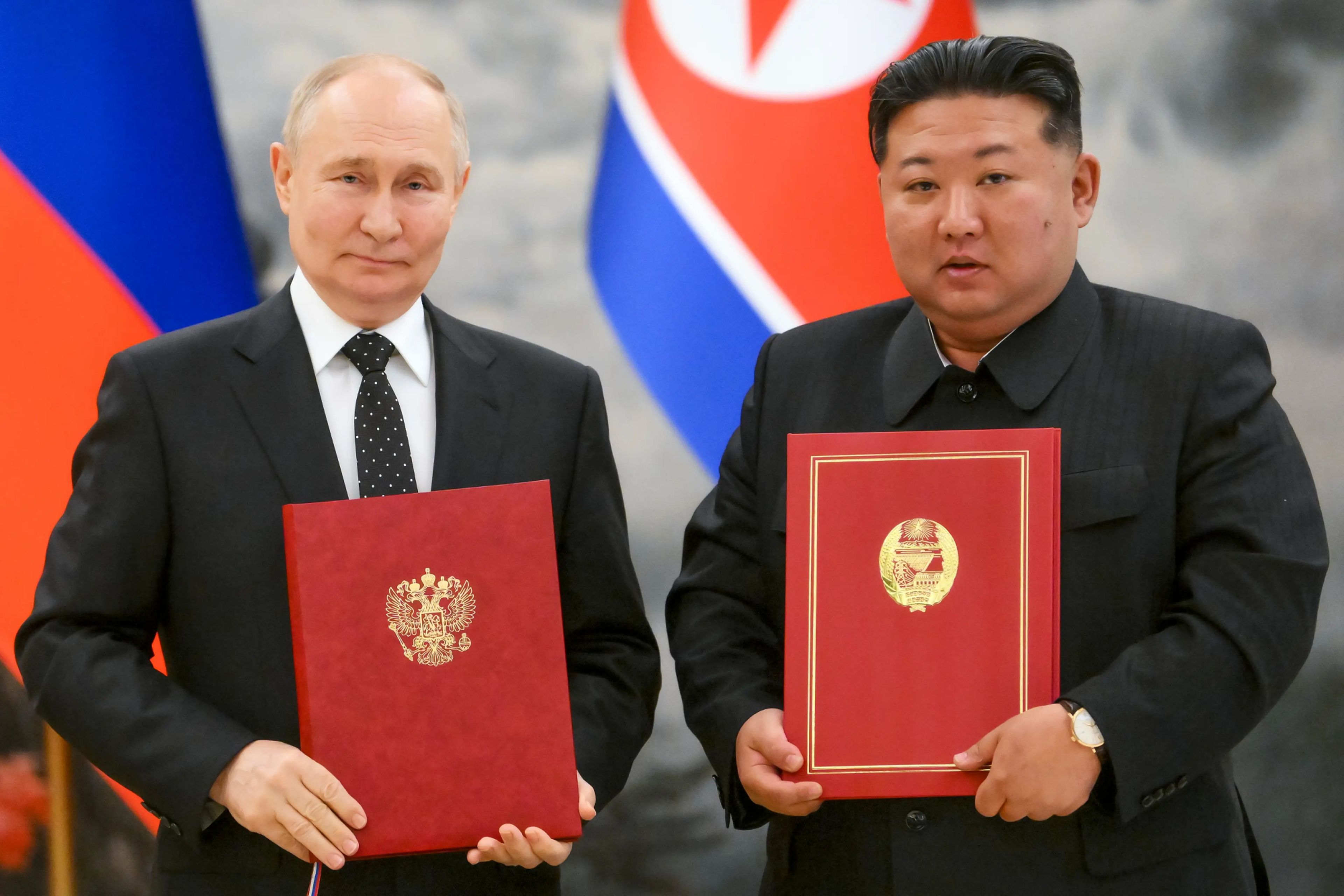 El presidente ruso, Vladimir Putin (izquierda), y el líder norcoreano, Kim Jong Un, posan para una foto durante la ceremonia de firma del nuevo acuerdo de asociación en Pyongyang (Corea del Norte).