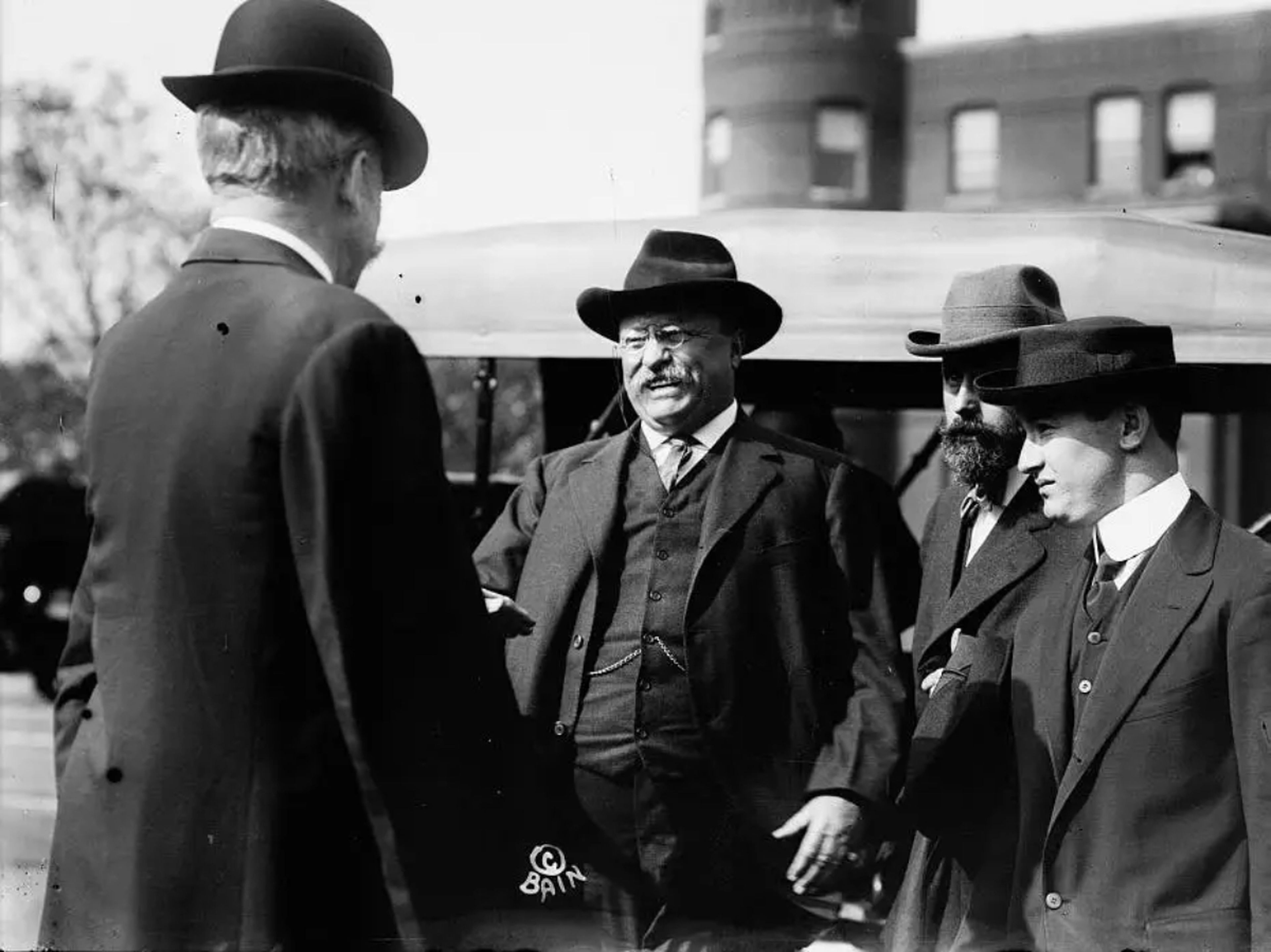 El presidente Theodore Roosevelt saluda a sus partidarios en 1912, poco antes de sobrevivir a un intento de asesinato.