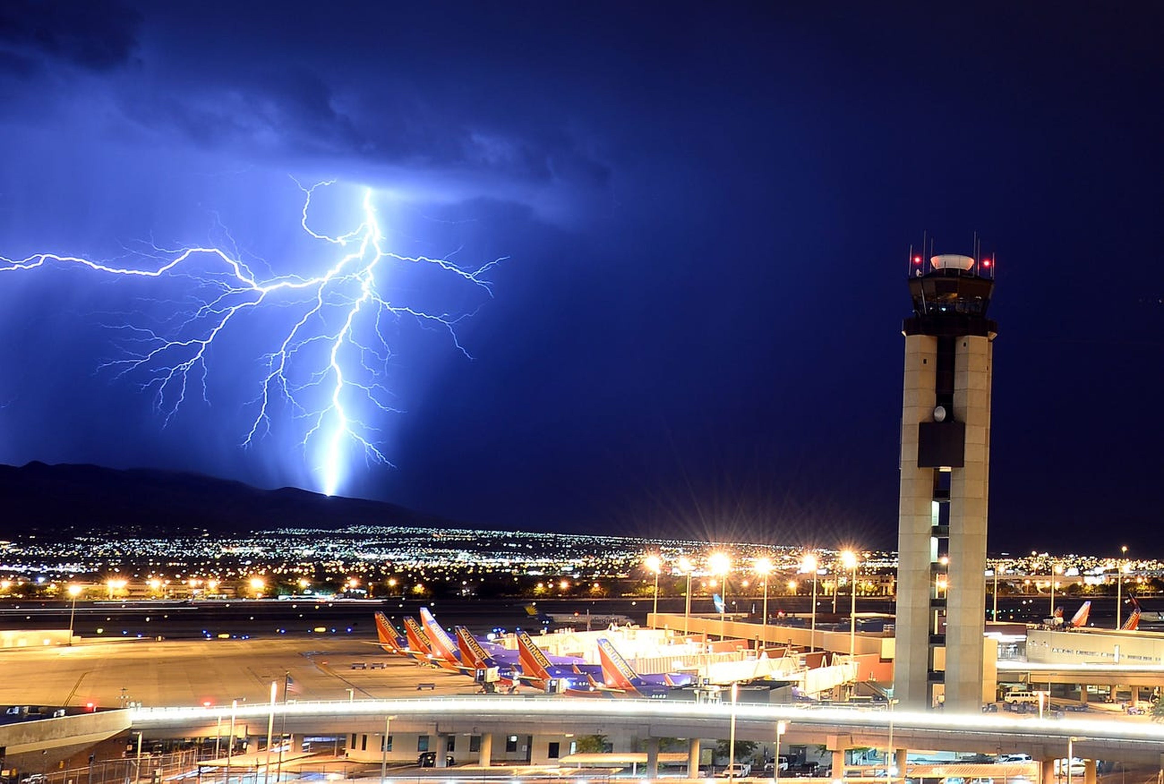 Relámpagos detrás de una torre de control de tráfico aéreo en el Aeropuerto Internacional McCarran de Las Vegas, Nevada.