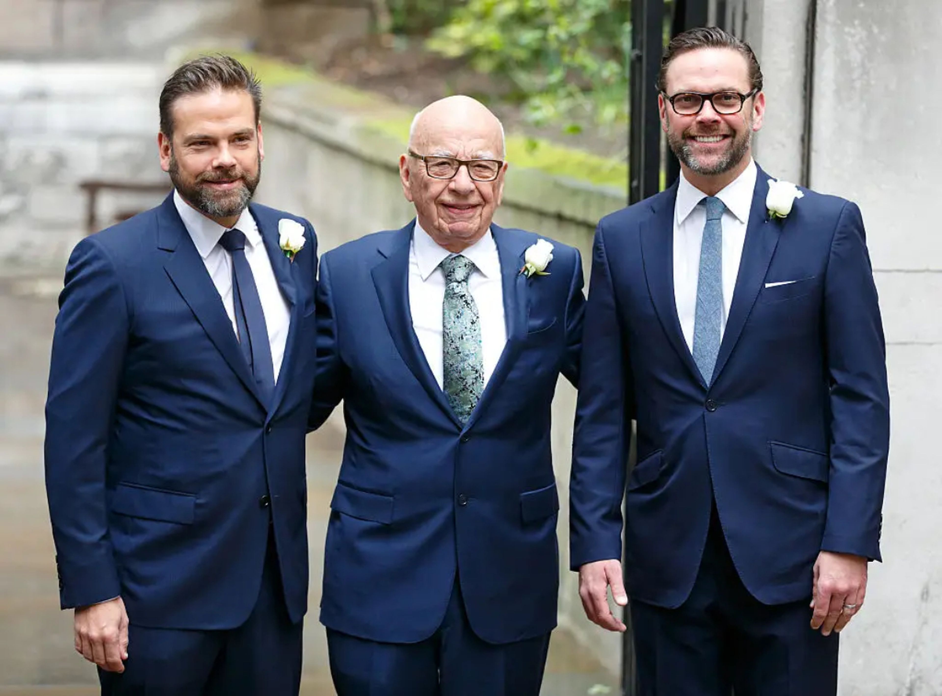 Rupert Murdoch quiere asegurarse de que su hijo Lachlan (izquierda) controle la empresa cuando él fallezca. Su hijo James Murdoch (derecha) se opone en los tribunales.