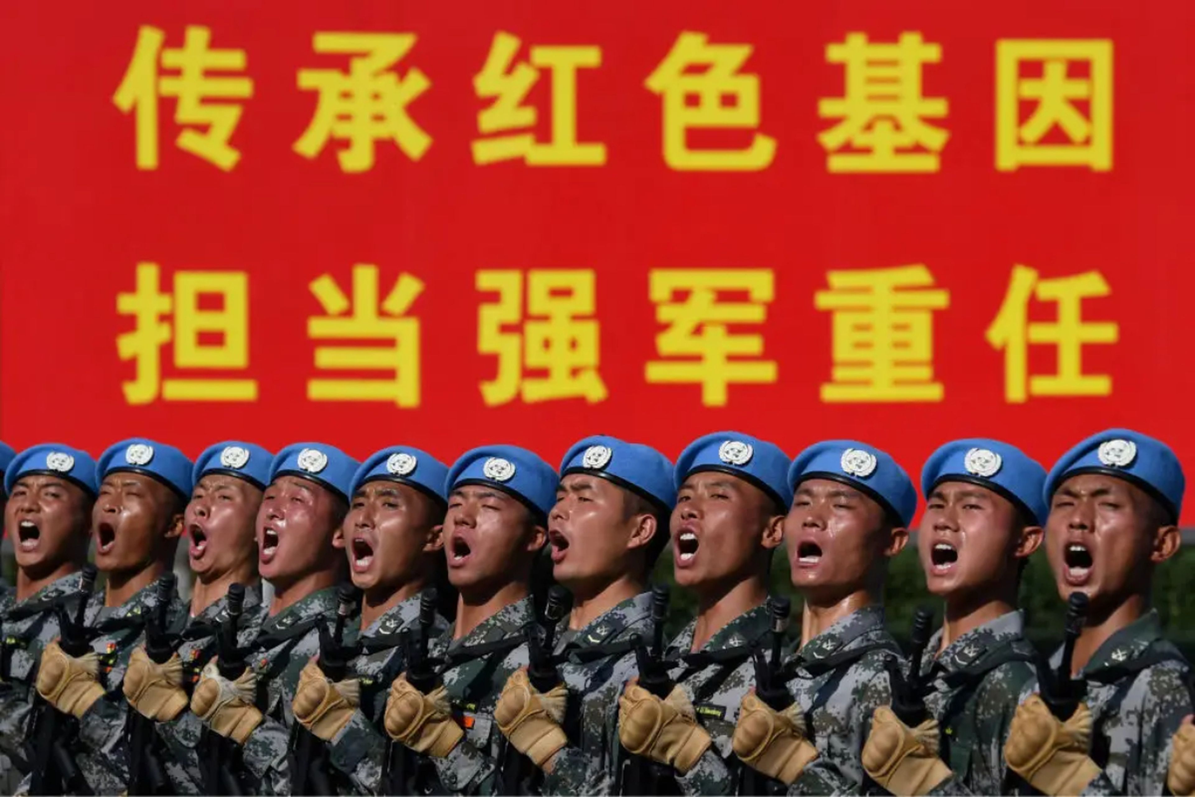 Soldados chinos practican la marcha en formación durante un desfile militar en Pekín, China.