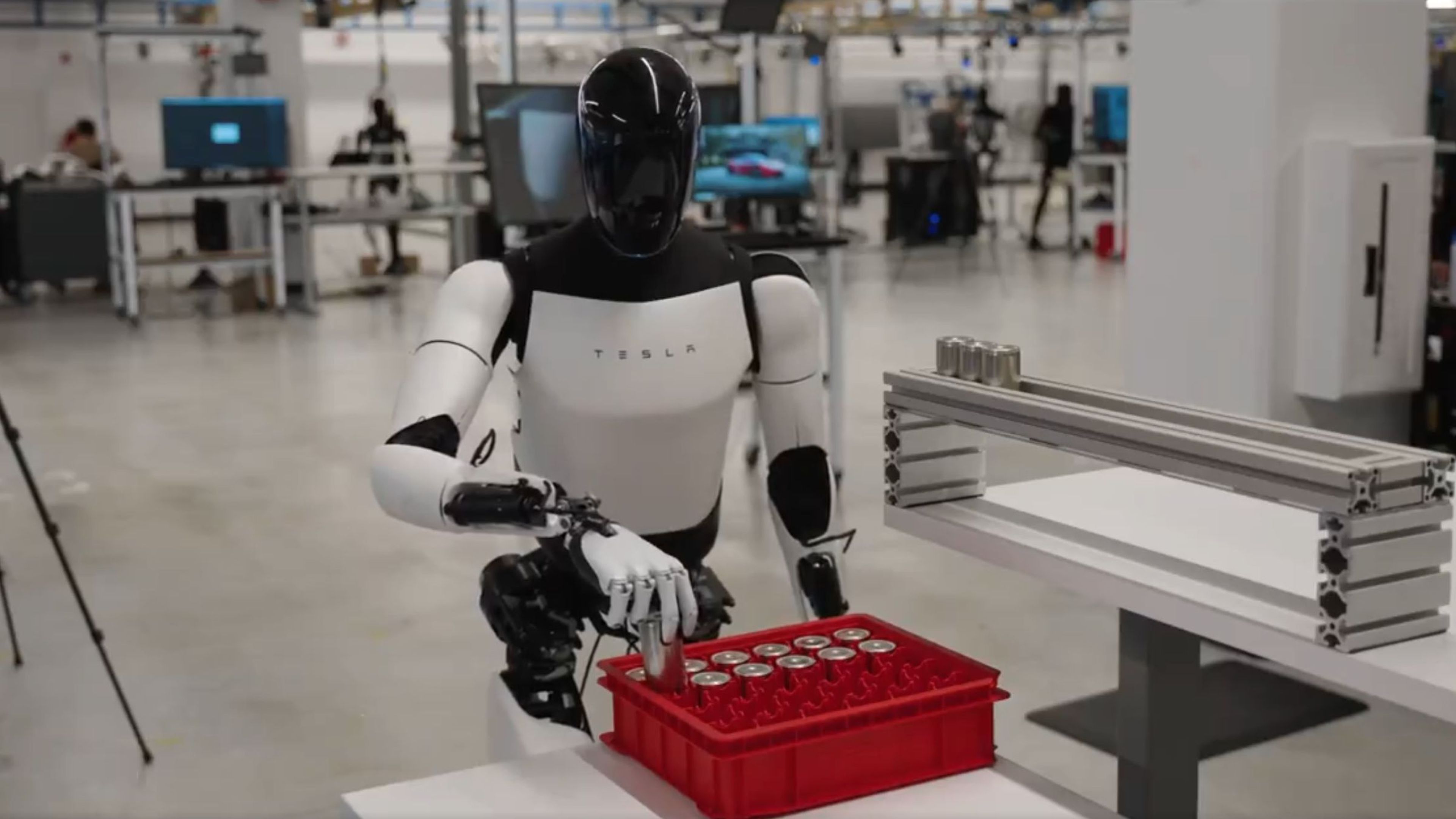 Tesla empieza a utilizar su robot Optimus en sus fábricas y está un paso más cerca de ponerlo a la venta