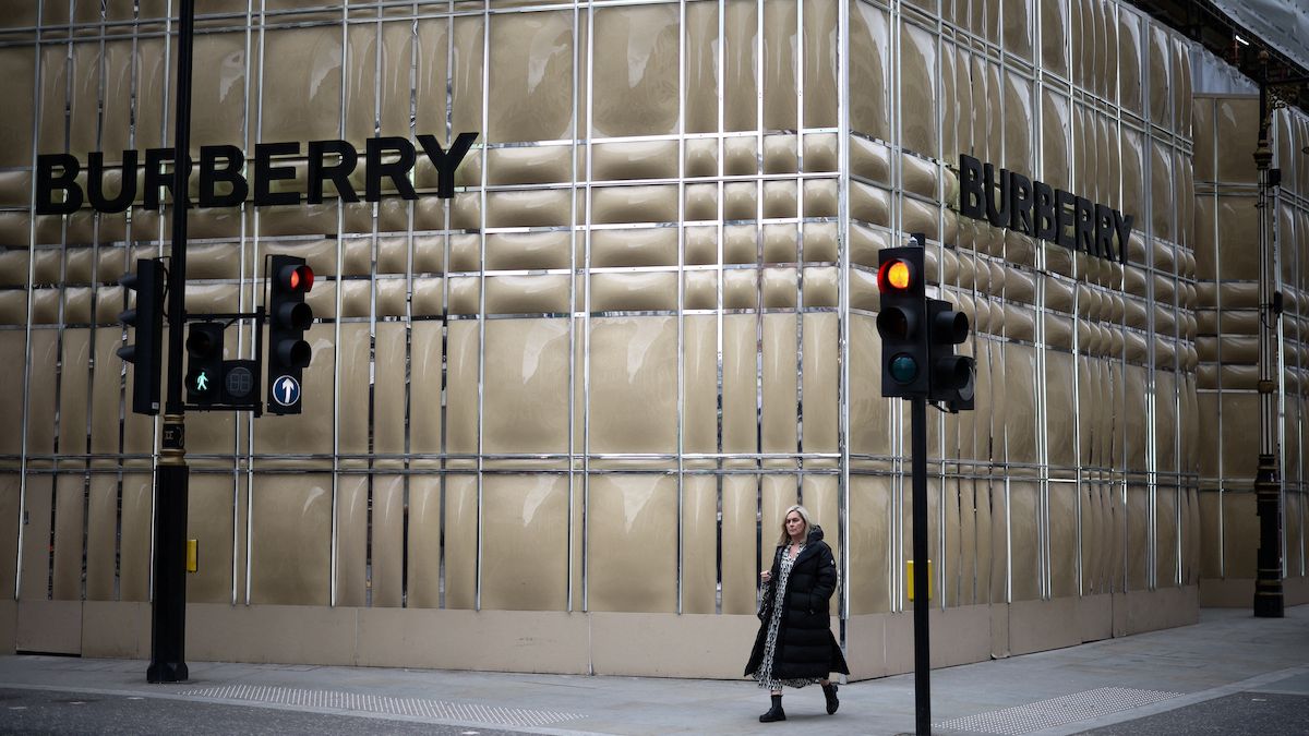 Burberry cae un 22% en ventas y lanza un plan estratégico de urgencia