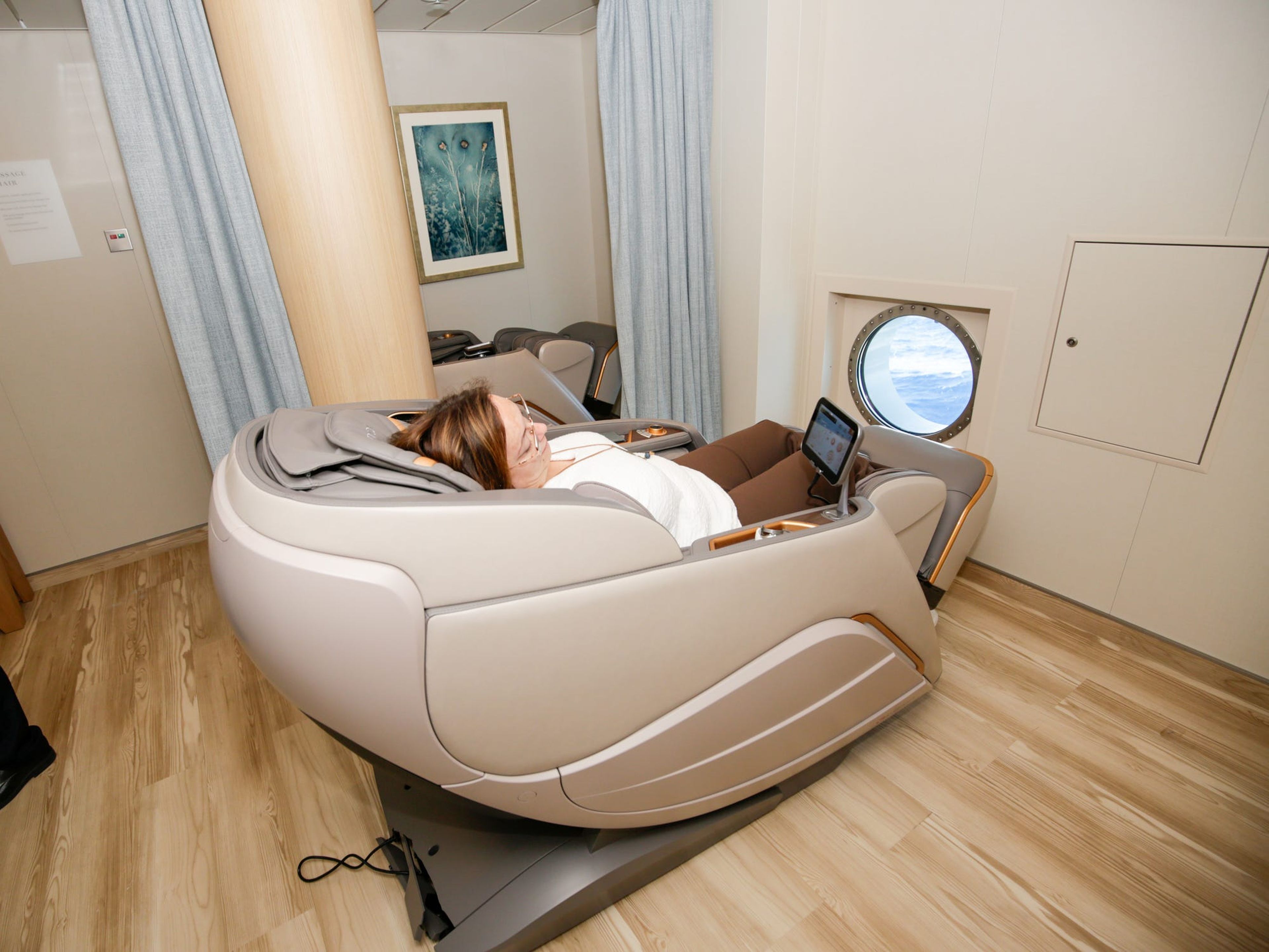 La tripulación del nuevo crucero Silver Ray de Silversea dispone de instalaciones como un pequeño spa con sala de vapor y sillones de masaje.