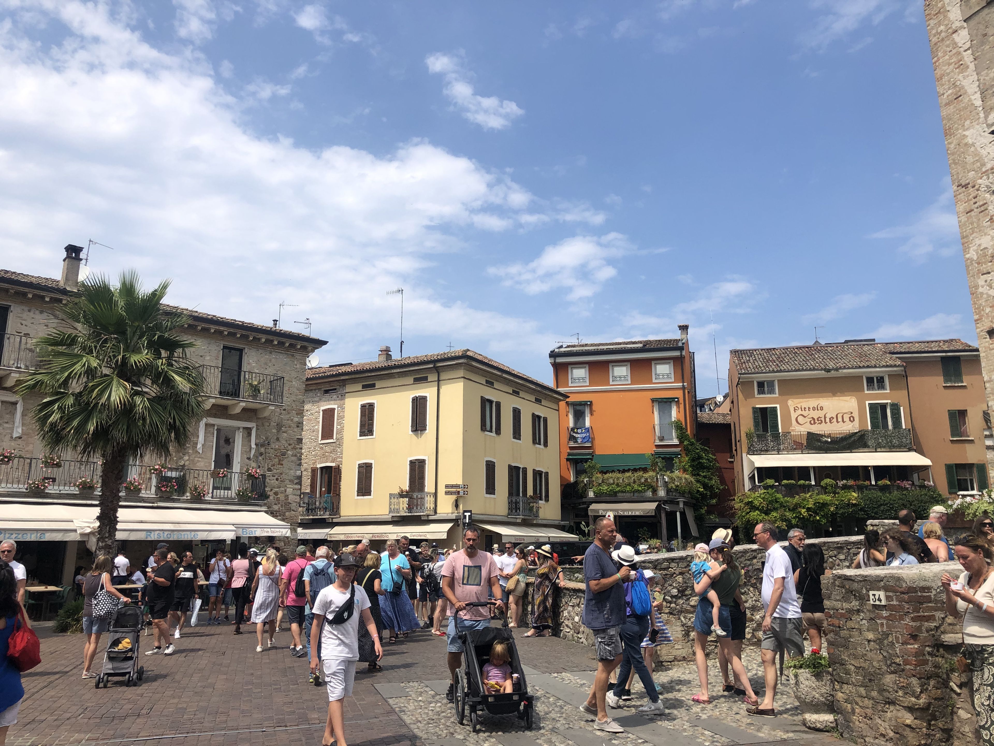 Turismo masivo en Sirmione, Lago de Garda (Italia)