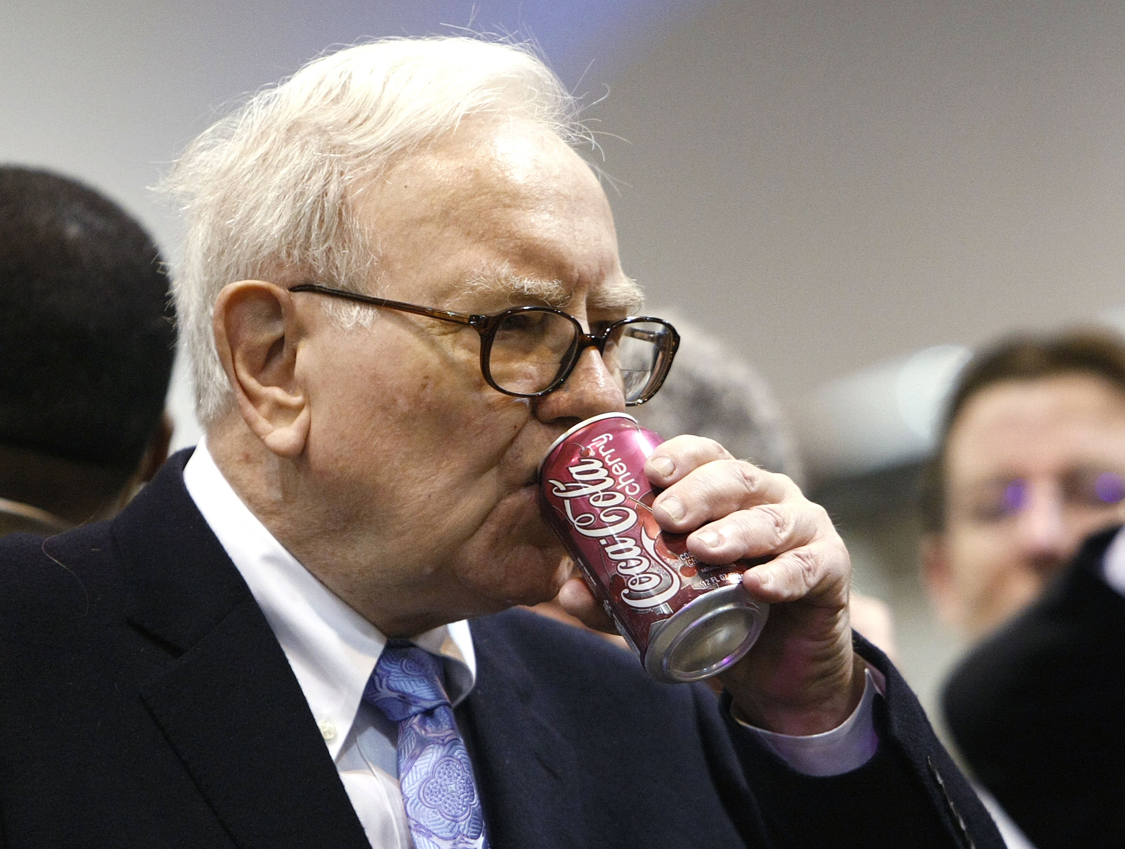 Warren Buffett bebiendo coca-cola
