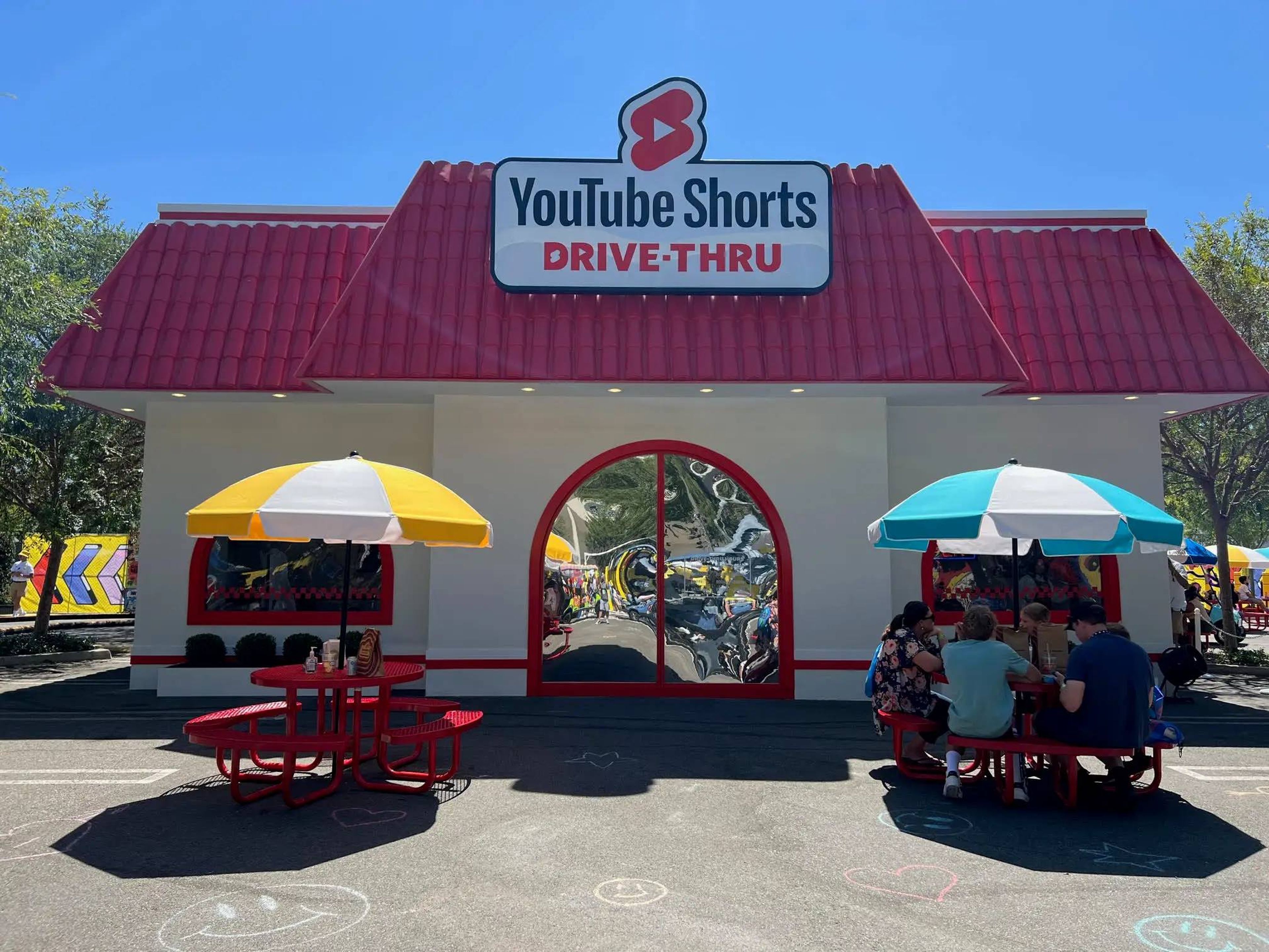 YouTube Shorts organizó un autoservicio del tamaño de un aparcamiento en VidCon 2022, cuando TikTok era el patrocinador principal.