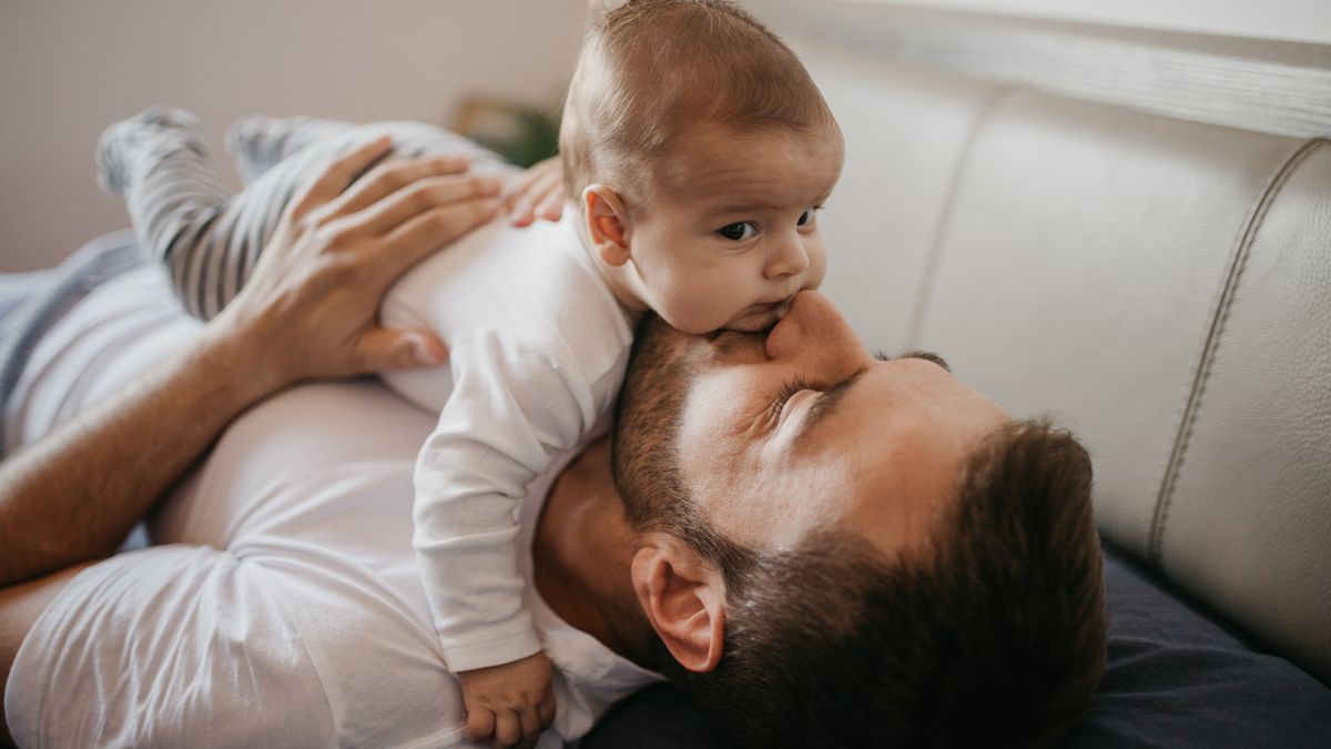 ¿Es posible trabajar estando de baja por paternidad?