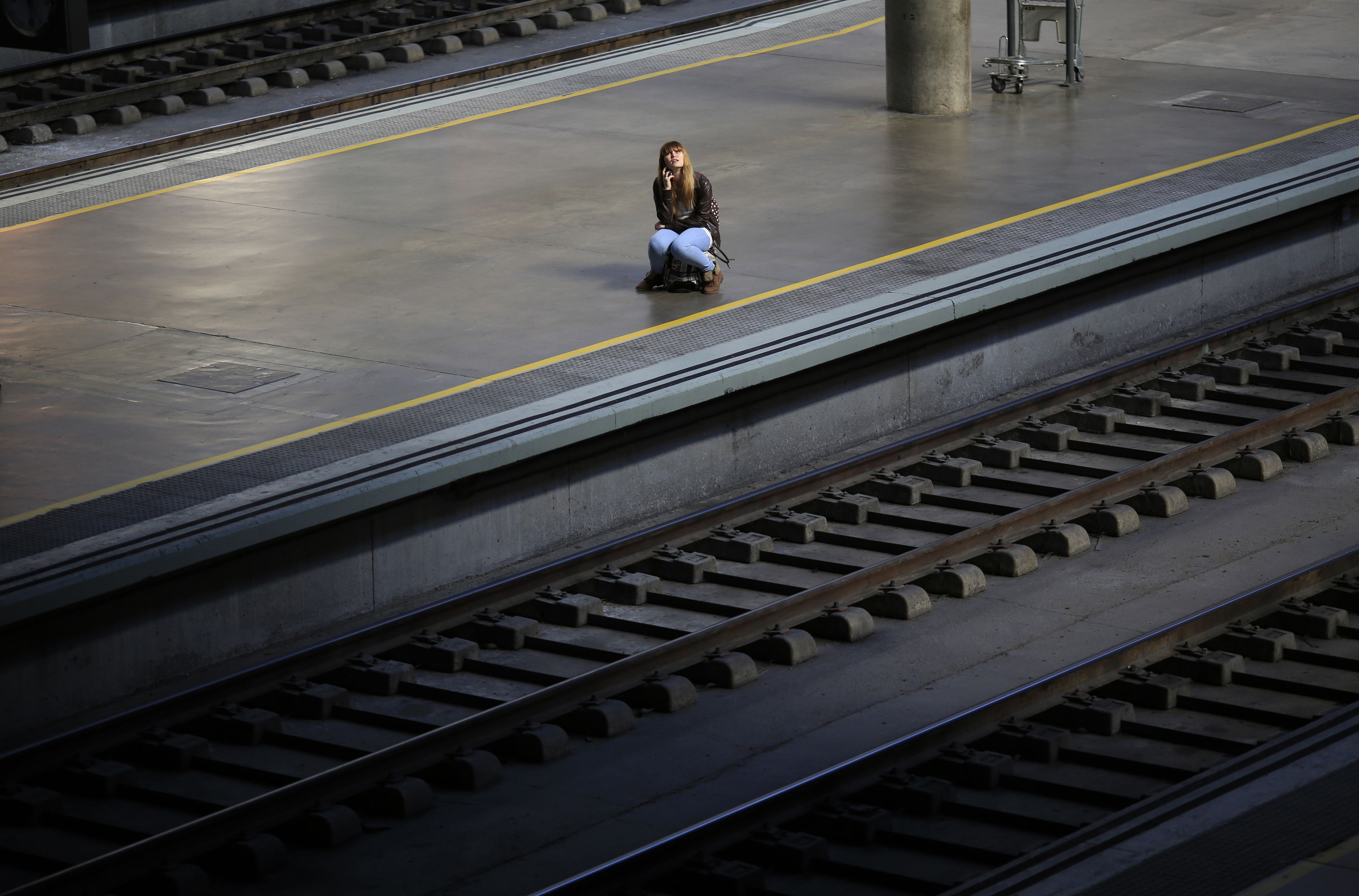 Una chica espera en un andén de la estación de trenes de Sevilla.