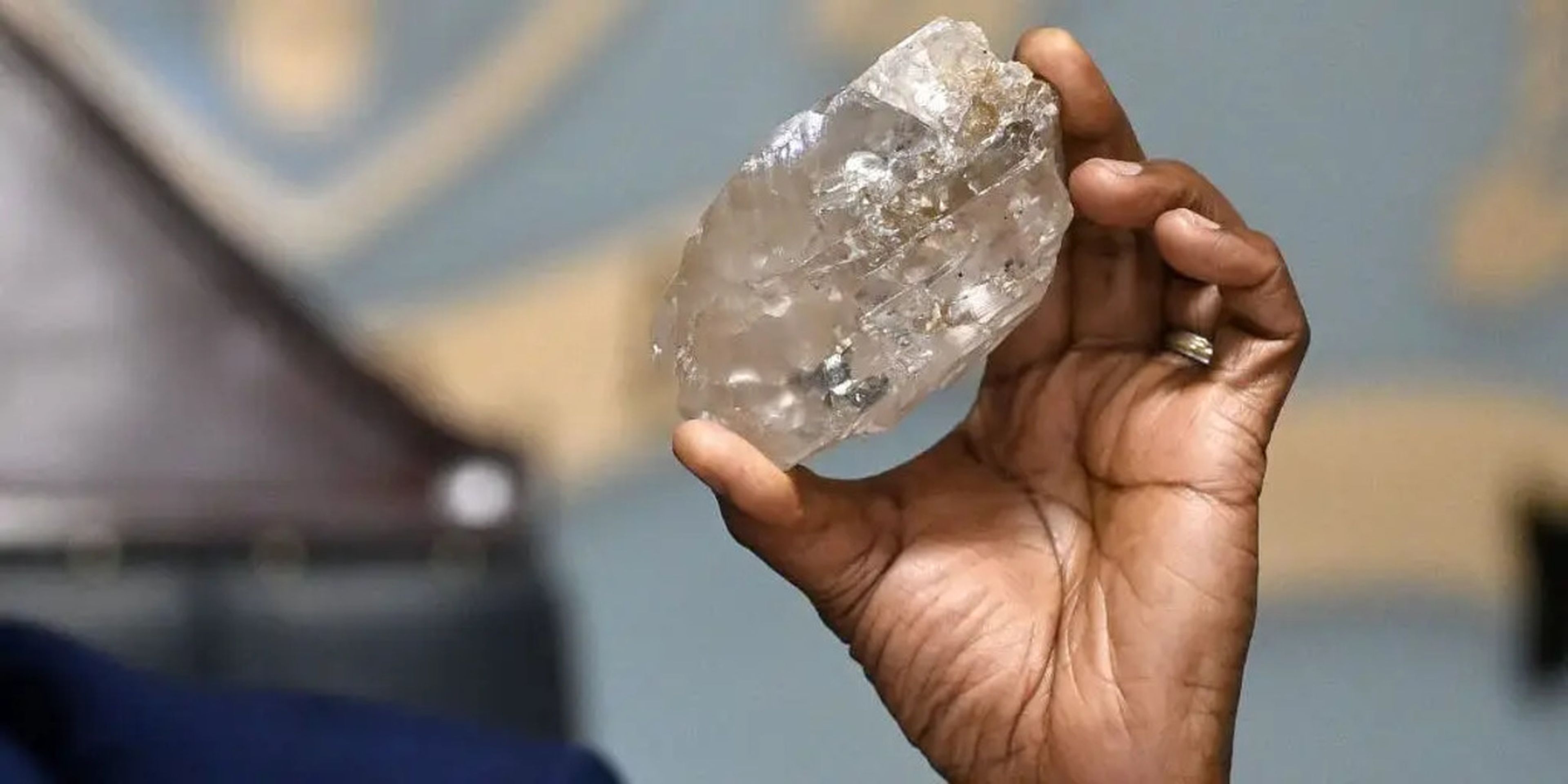 El presidente de Botsuana, Mokgweetsi Masisi, sostiene un gran diamante descubierto en Botsuana en su oficina de Gaborone el 22 de agosto de 2024. 