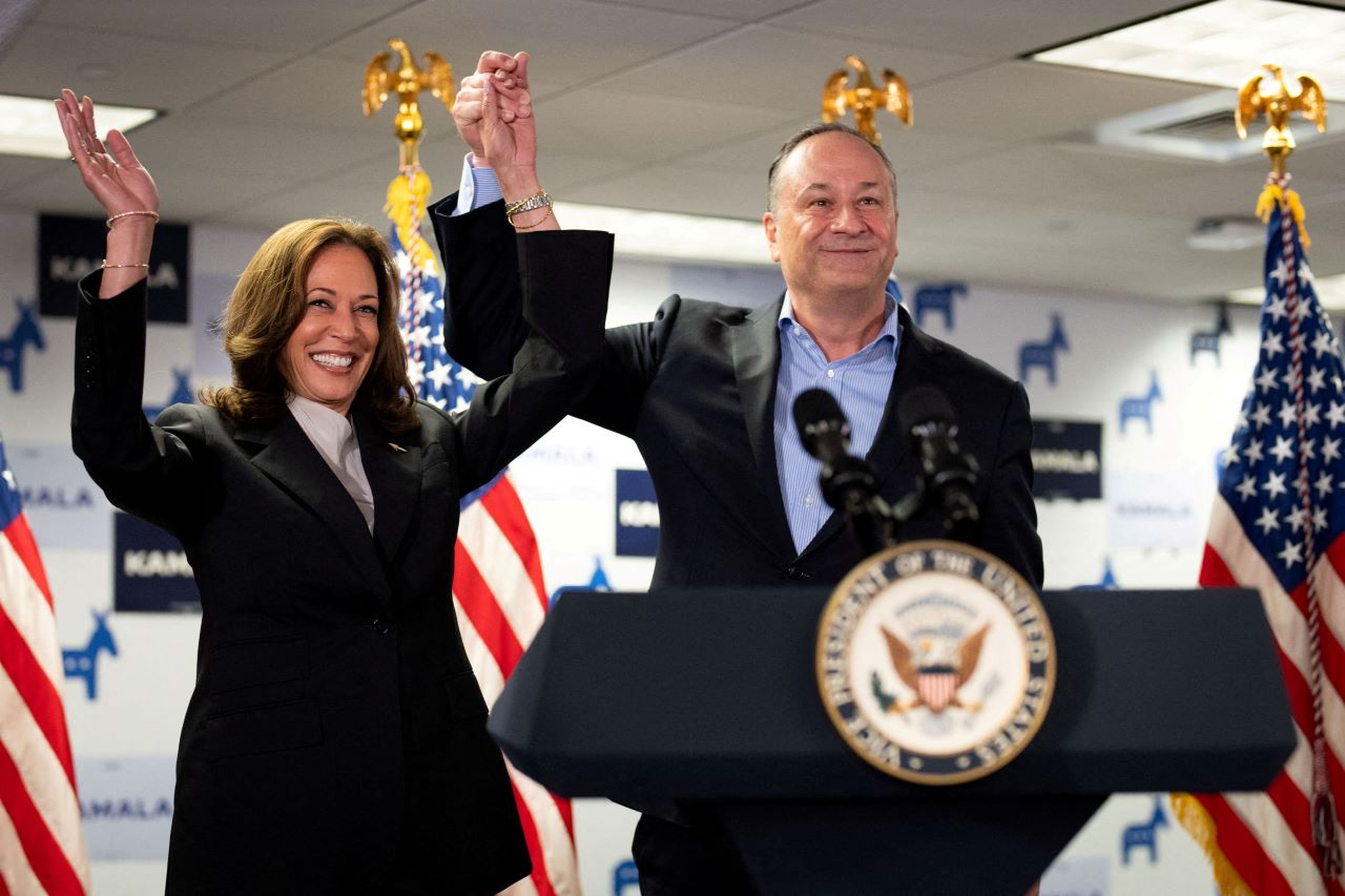 Kamala Harris, candidata demócrata a la presidencia de EEUU, con su marido Douglas Emhoff.