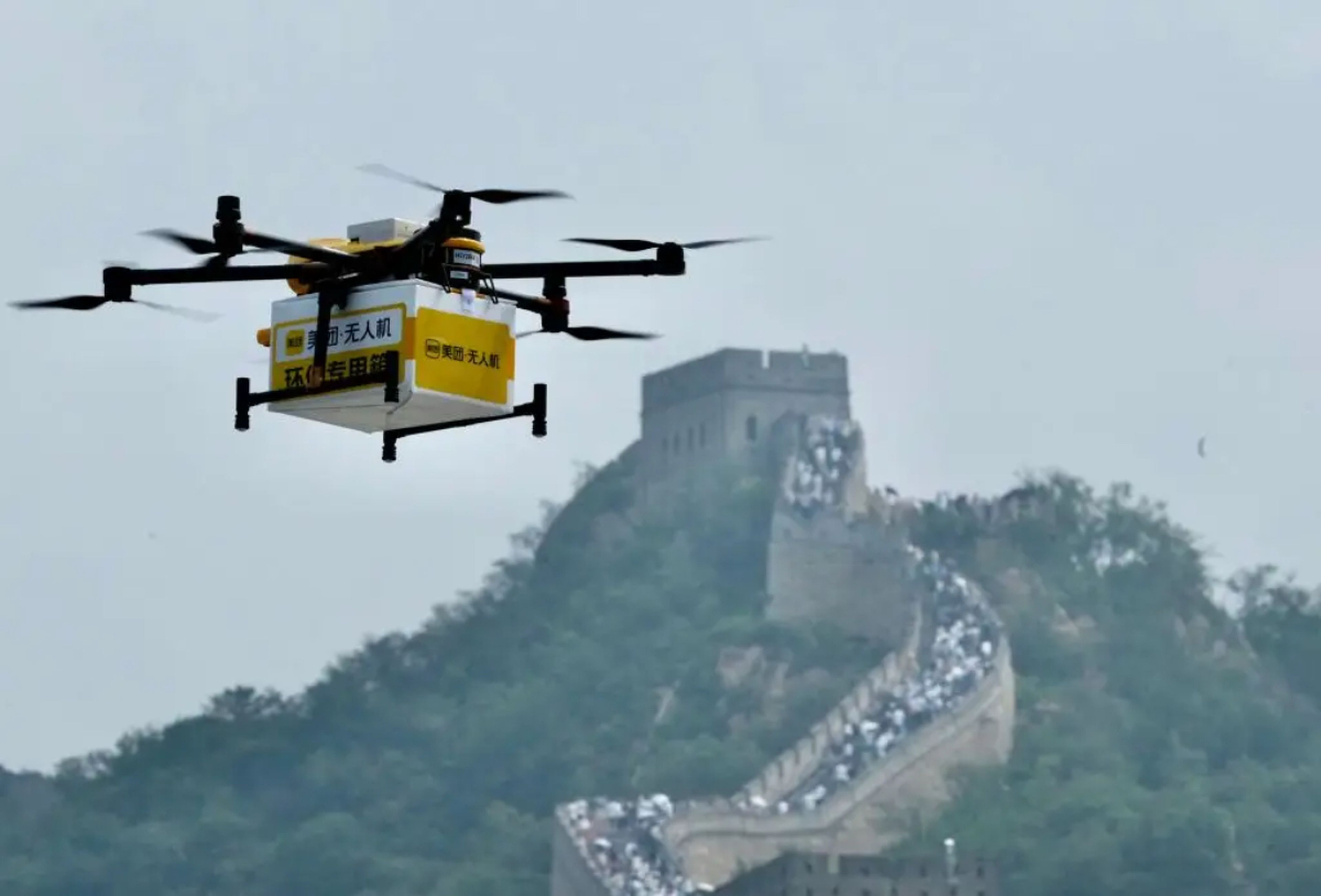 Un dron reparte paquetes de comida en la sección Badaling de la Gran Muralla de Pekín (China).