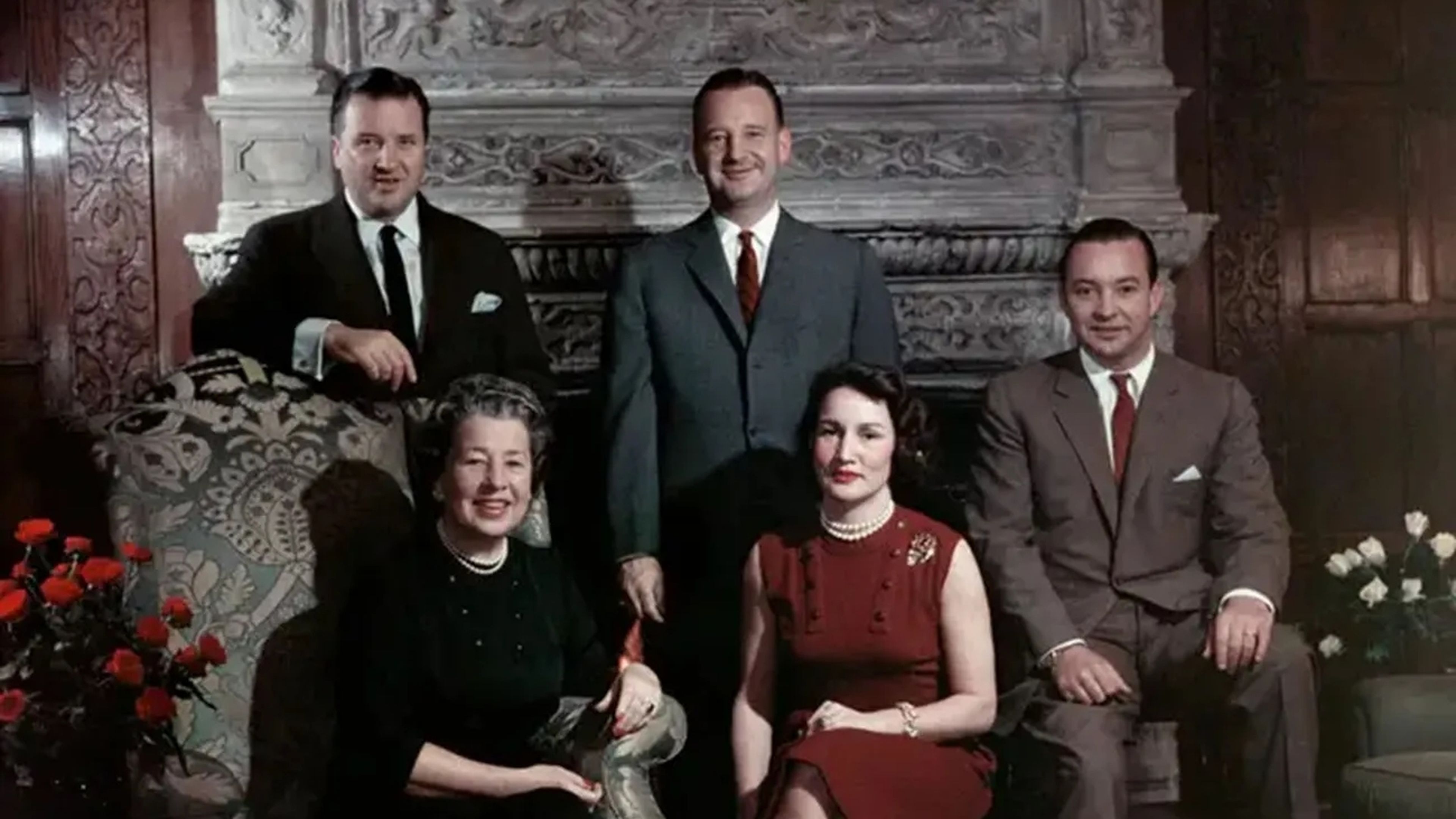 Eleanor Clay Ford en 1957 con sus hijos, Henry Ford II, Benson y William, y su hija Josephine.