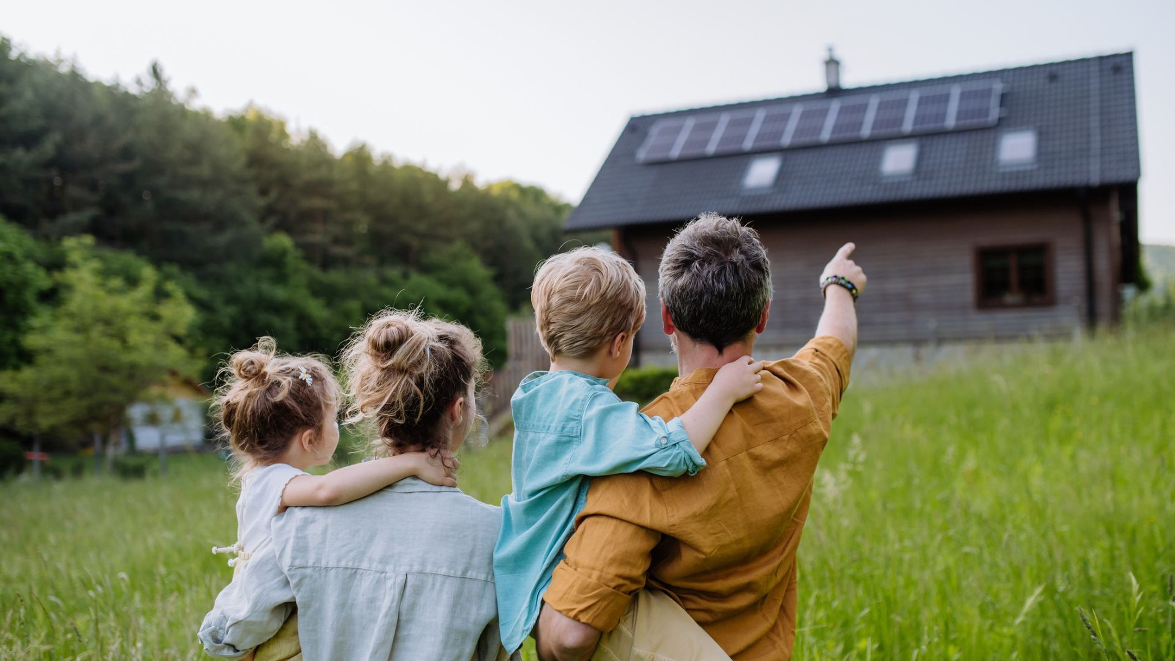 Una familia mira una casa que quiere comprar. 