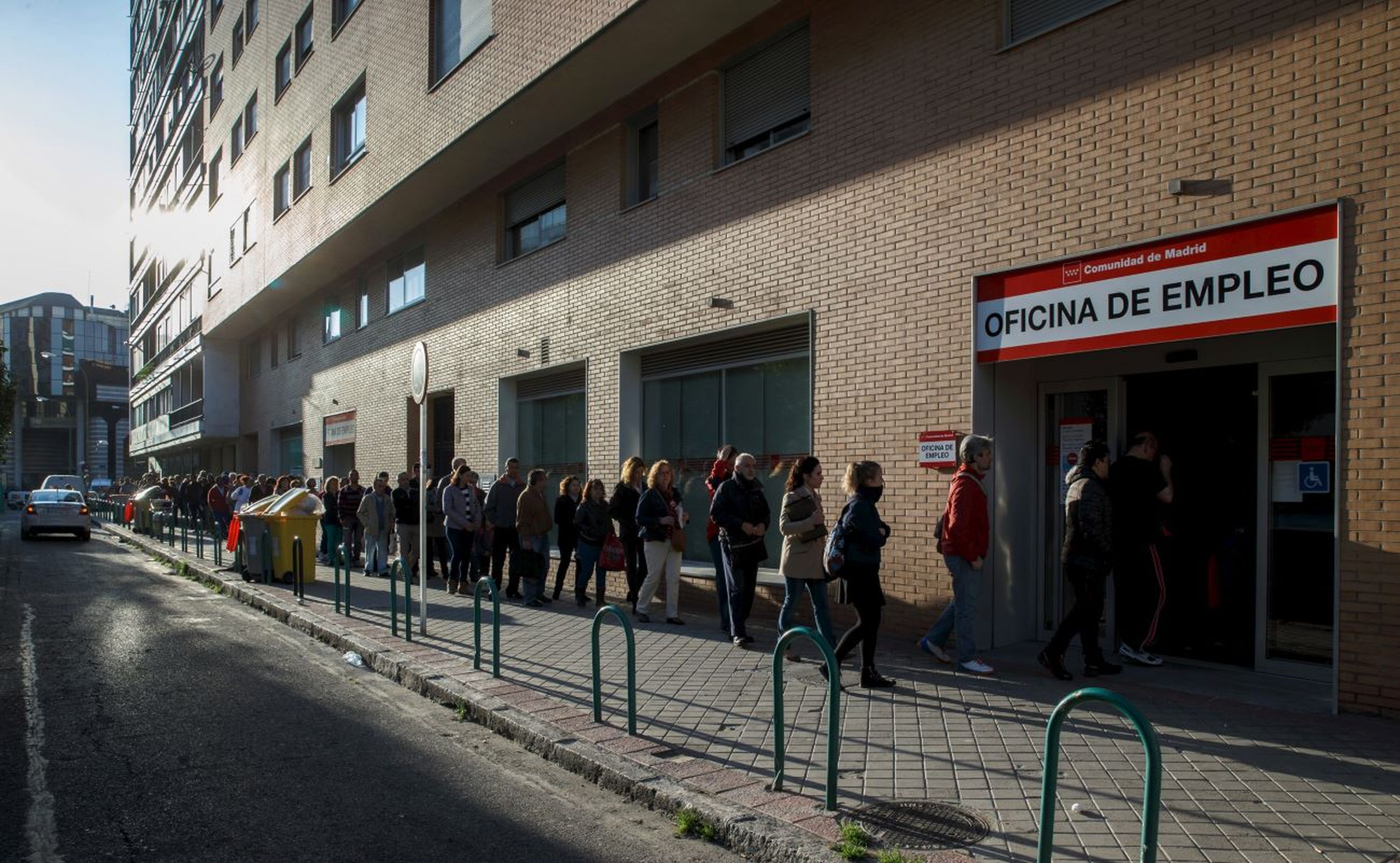 Oficina de empleo, cola larga de gente, C. Madrid