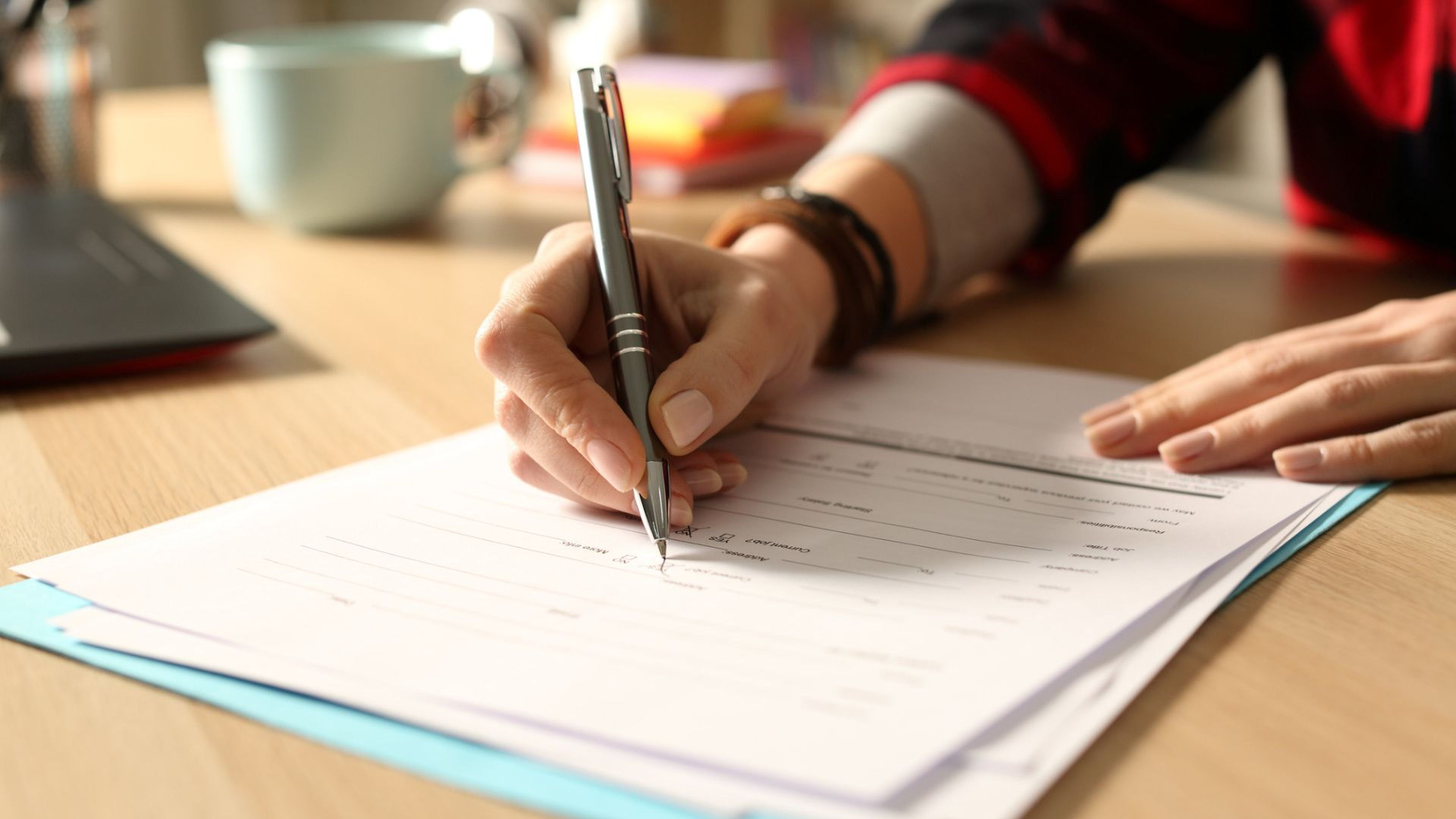 Una persona rellena un formulario en la universidad.