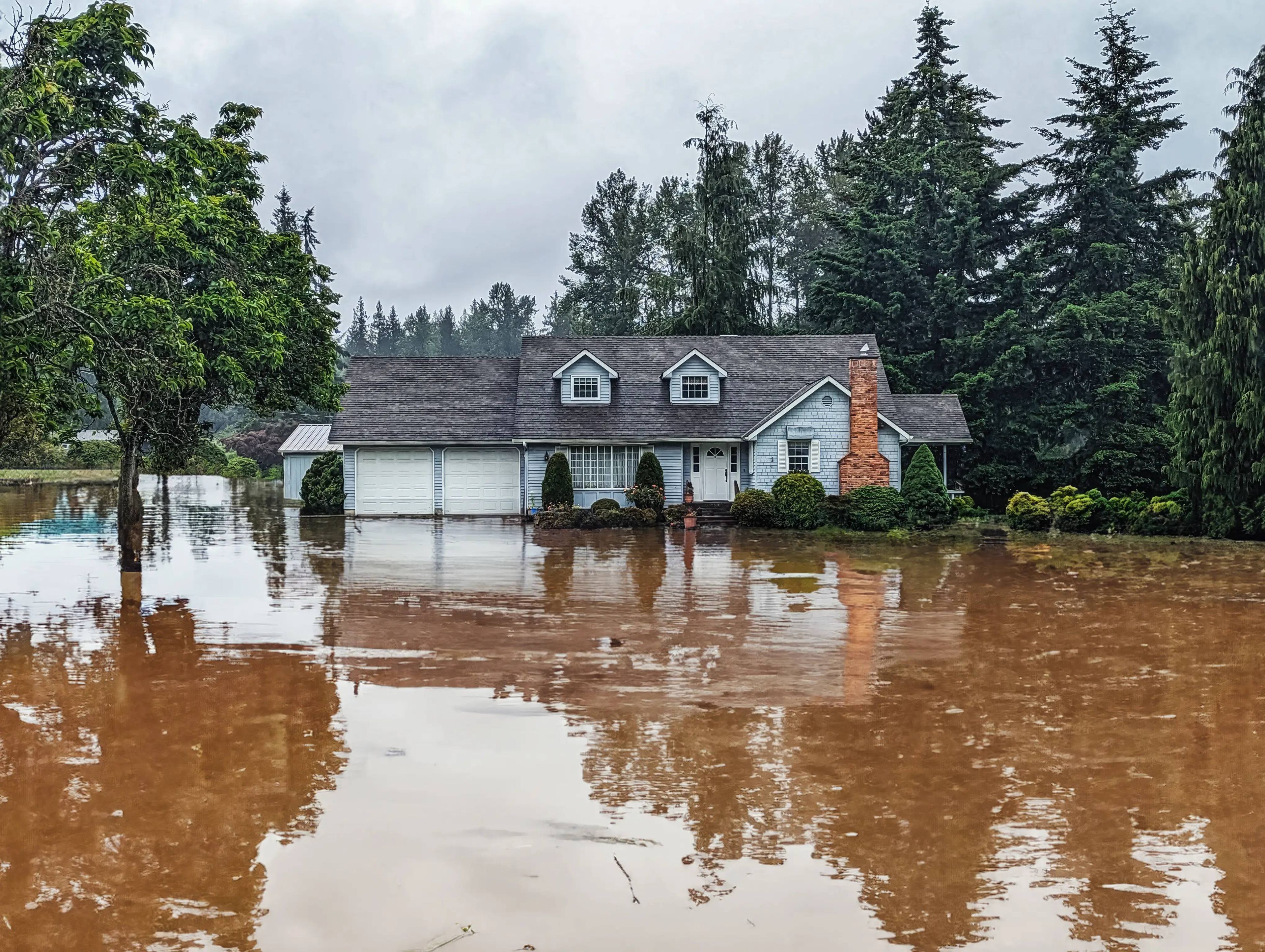 Los seguros contra inundaciones se dispararán debido al cambio climático, advierte un afamado investigador.