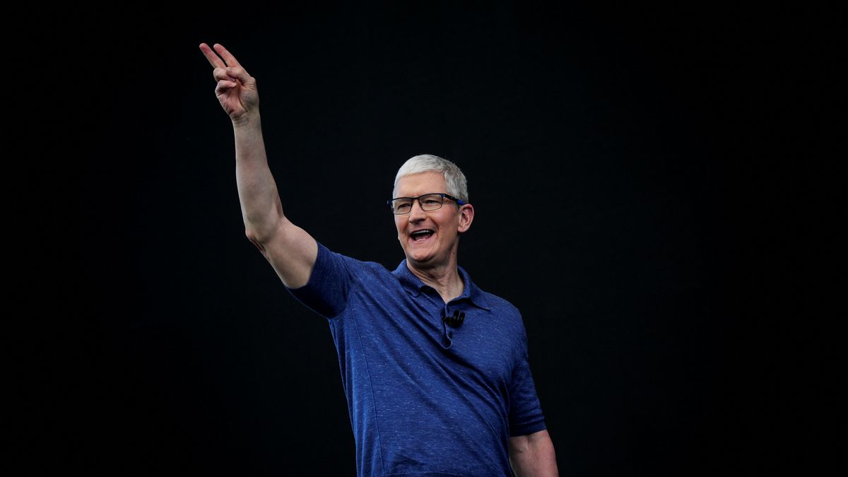 Tim Cook cobró un 18% más en 2024 pese a que el beneficio de Apple cayó por segundo año consecutivo