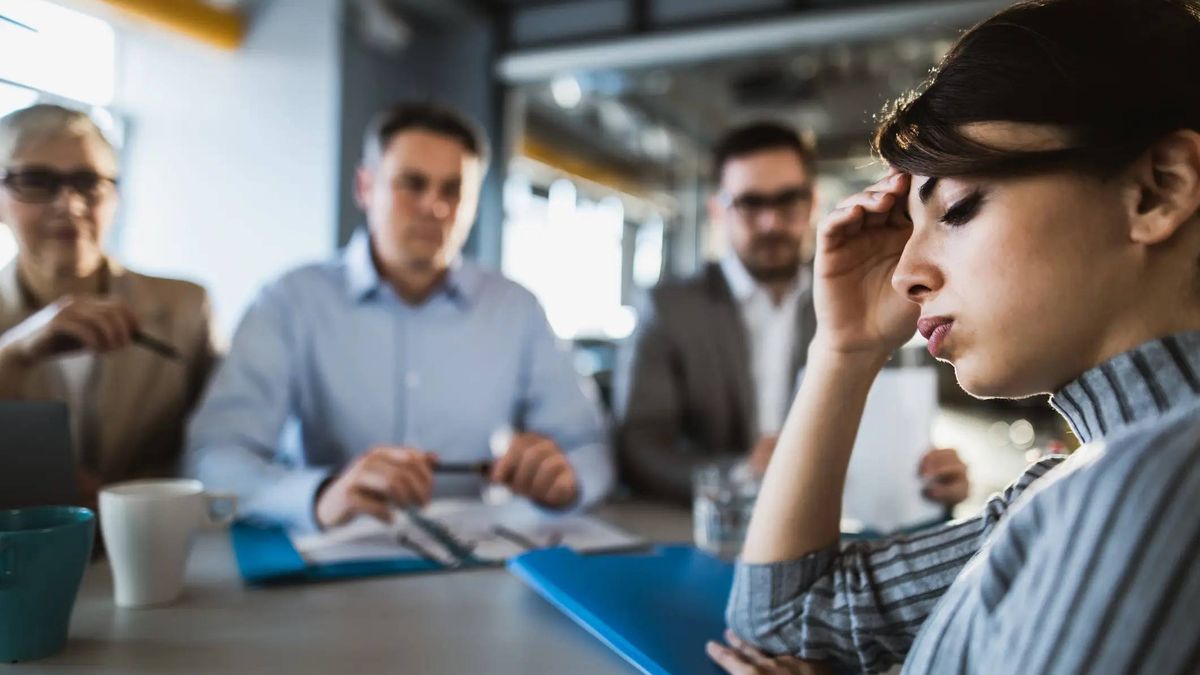 La ansiedad ante las reuniones existe: cómo puedes vencer los nervios, según una experta