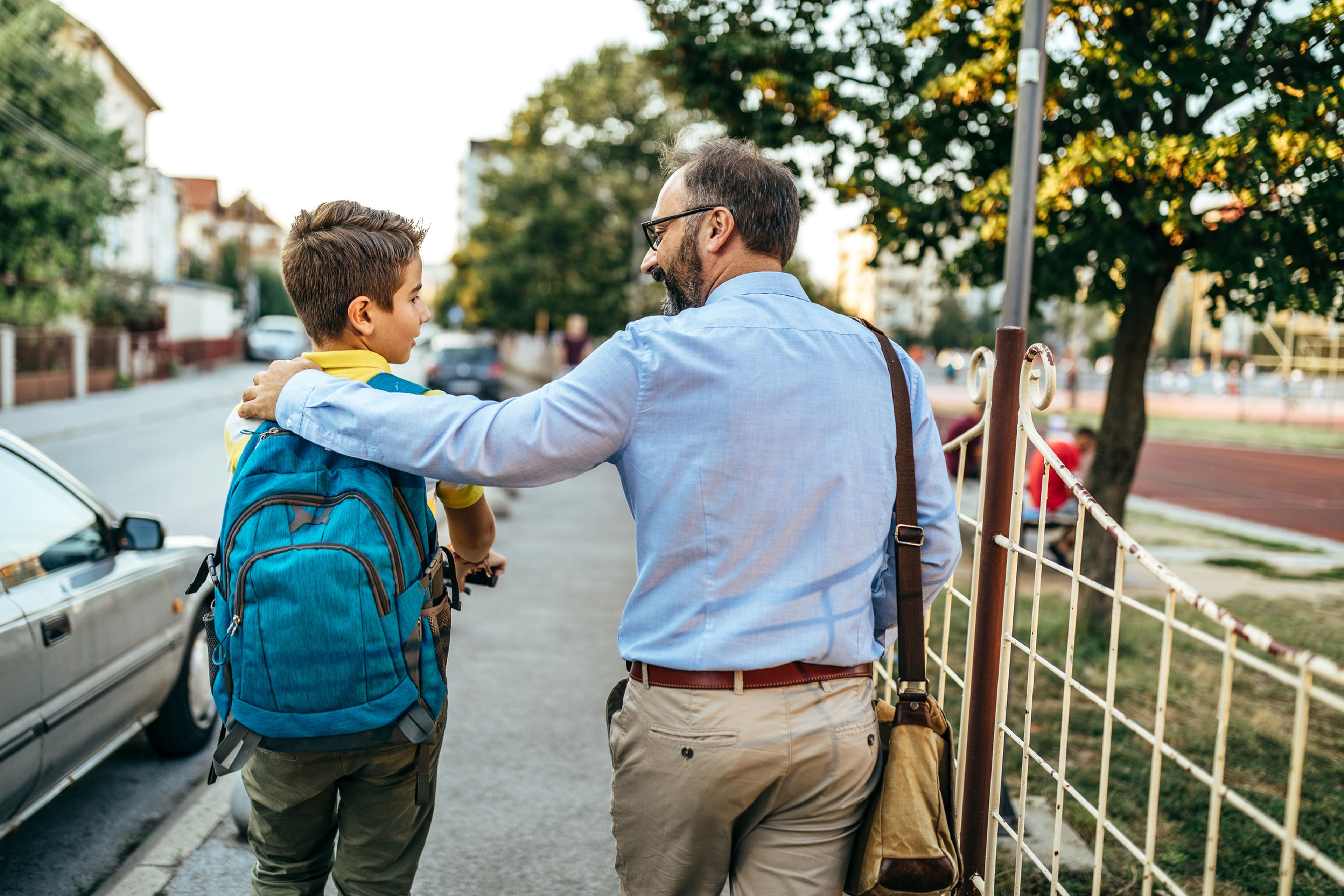 padre llevando a su hijo al colegio