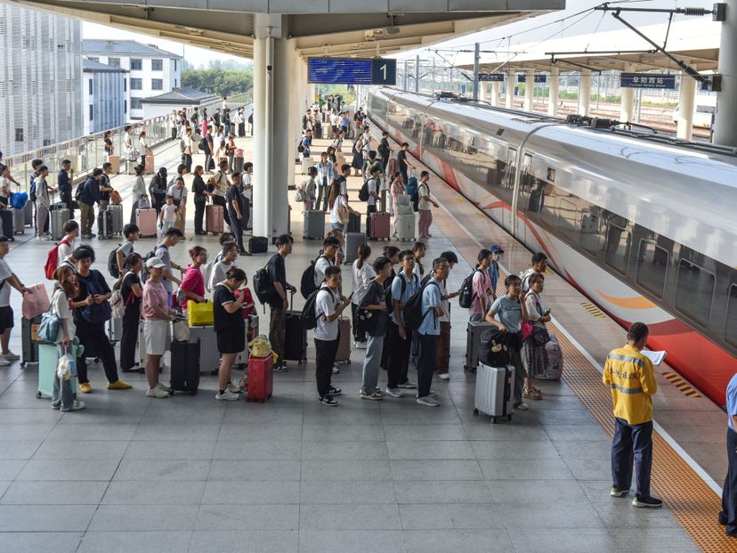 Pasajeros en estación de tren