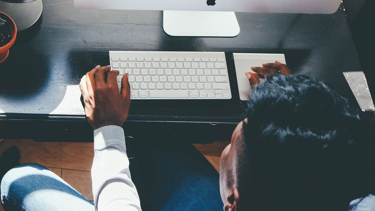 Huye de los &quot;vendehumos&quot; si vas a invertir en bolsa: consejos para elegir el mejor bróker para ti