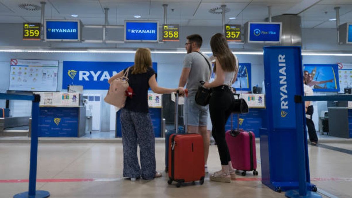 Ryanair se mete en problemas con una pareja: les impide hacer el check-in, les cobran 110 € y no les dejan embarcar