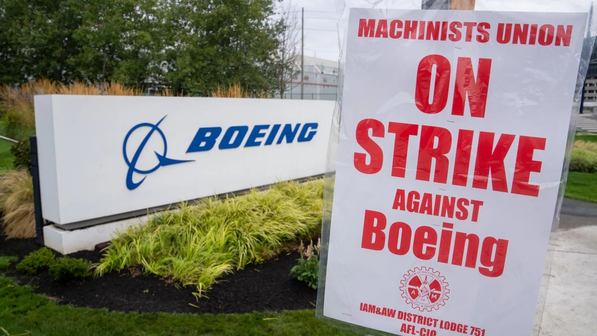 Los trabajadores de Boeing rechazan la última propuesta de la empresa y la huelga continúa