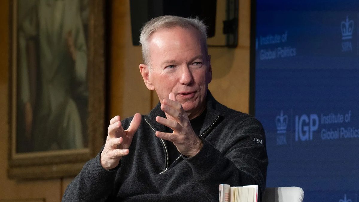 Eric Schmidt descarta que la inteligencia artificial se esté ralentizando pero vaticina que es cuestión de tiempo