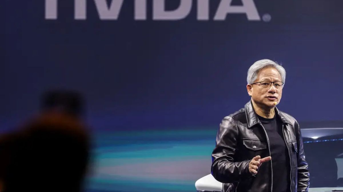 Jensen Huang se hace de oro después del &#39;sorpasso&#39; de Nvidia a Apple: esto es todo lo que debes saber sobre él