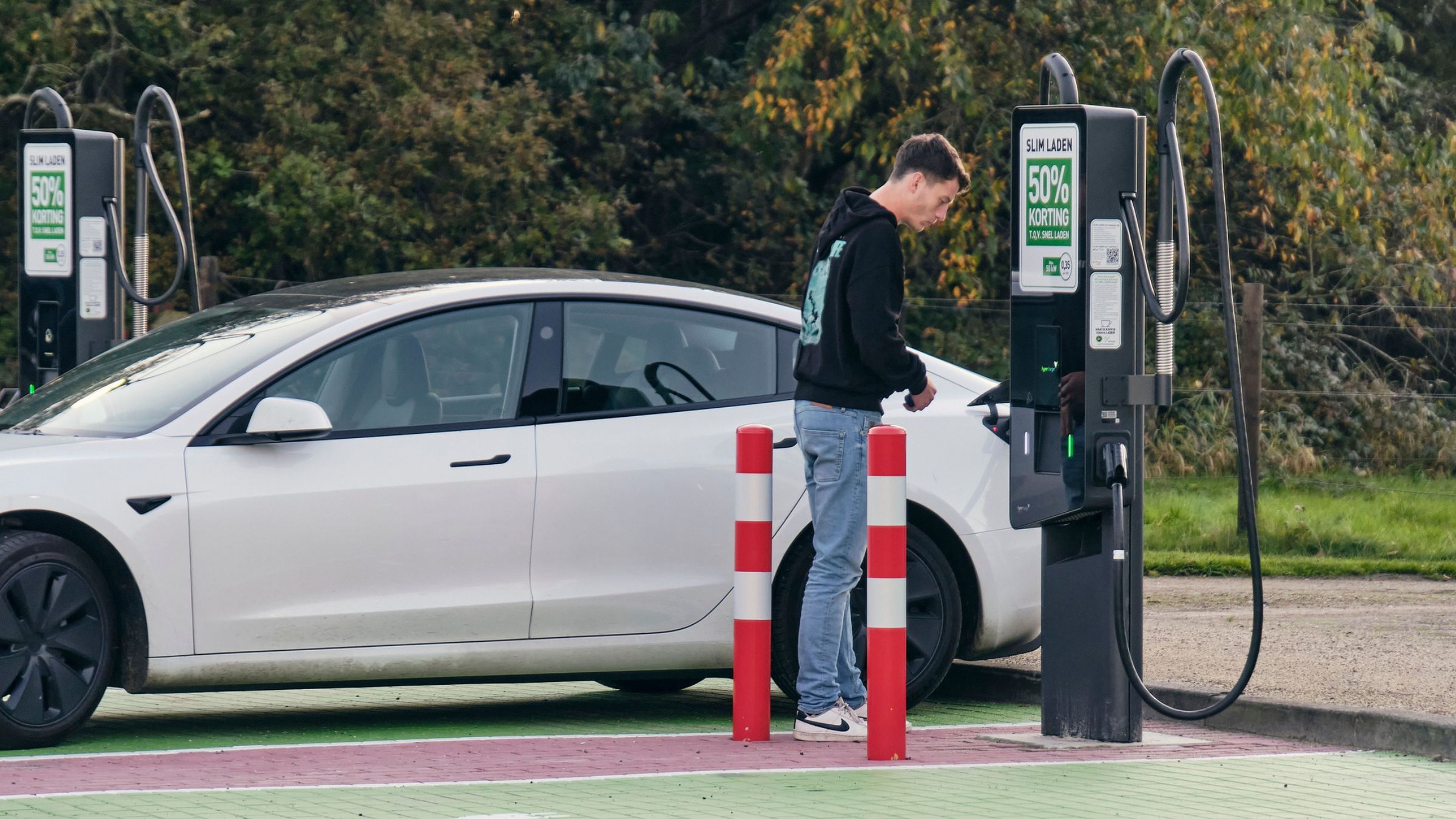 La locura de Tesla. Ahora el Model 3 te sale “casi” por lo que te cuesta un Renault 5 eléctrico 