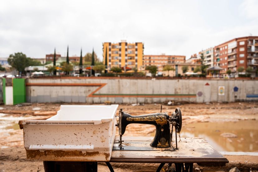 Una máquina de coser en las inundaciones de Picaña (Valencia).