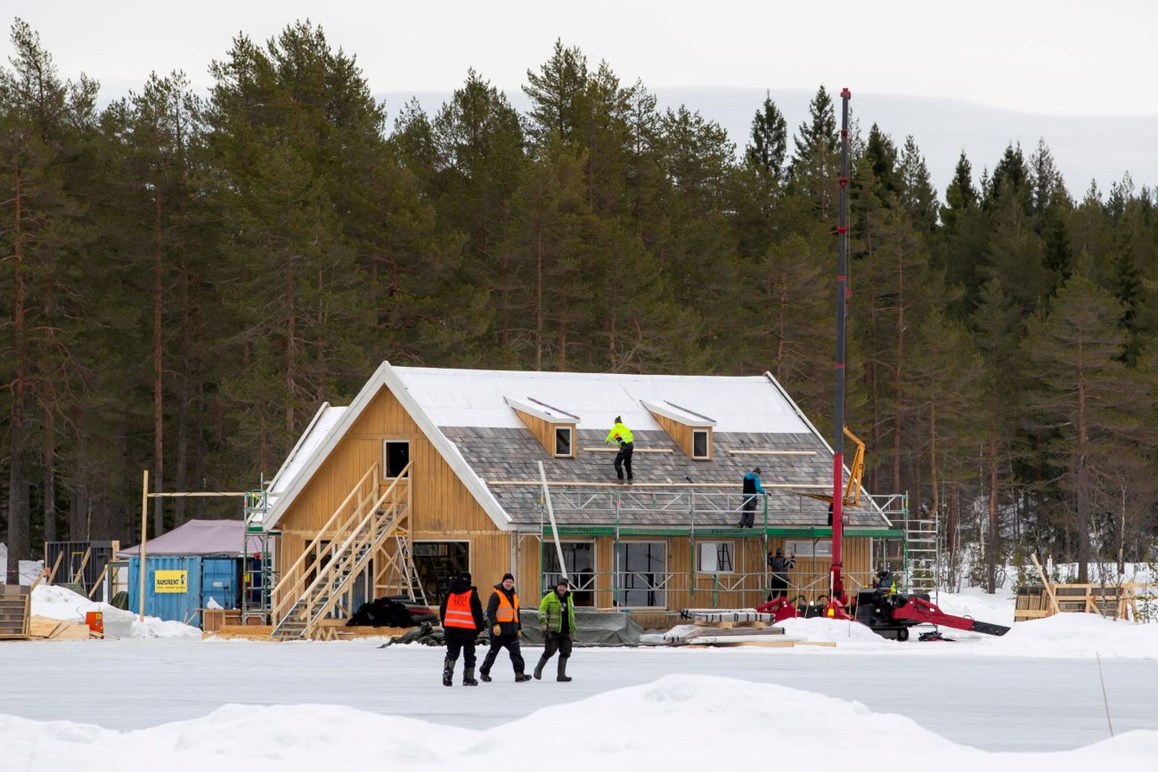 Trabajadores construyen una casa cerca de Oslo, Noruega