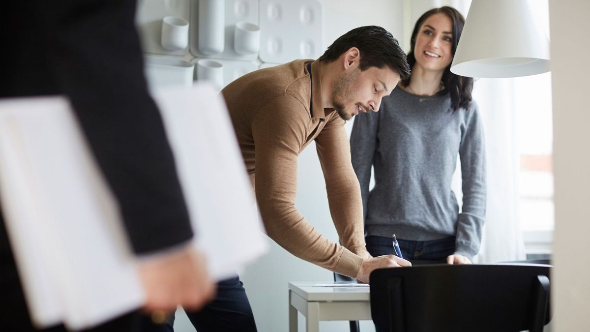 Si vendes tu casa y compras otra, te puedes ahorrar impuestos: esto es lo que debes hacer