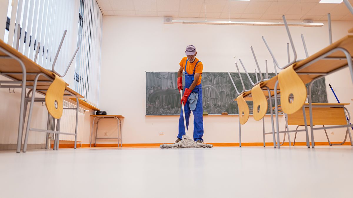 El SEPE lanza casi 2.000 vacantes para trabajar en colegios e institutos con sueldos de hasta 1.600 euros