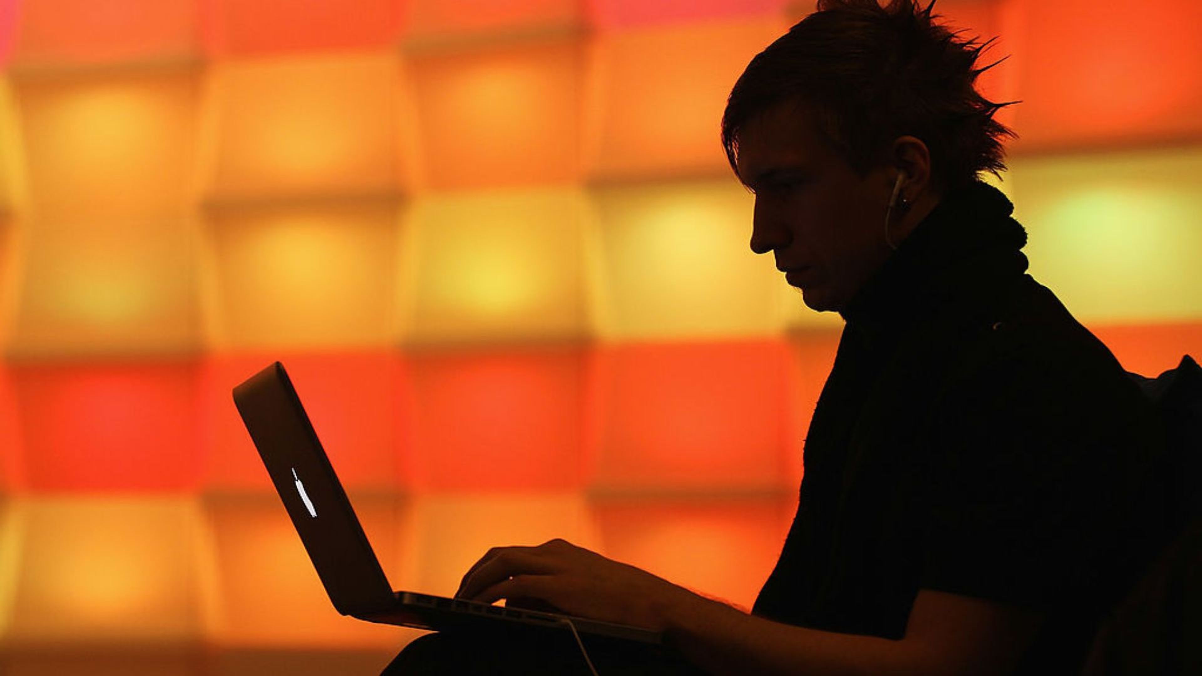 Un 'hacker' trabaja con su ordenador.