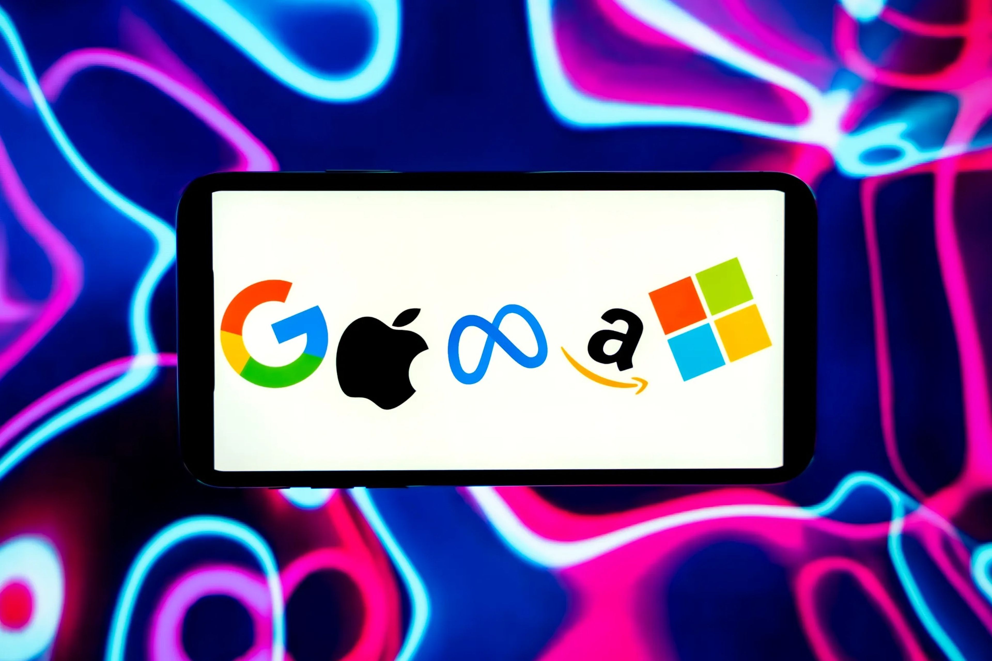 Logotipos de Google, Apple, Meta, Amazon y Microsoft en la pantalla de un teléfono móvil.