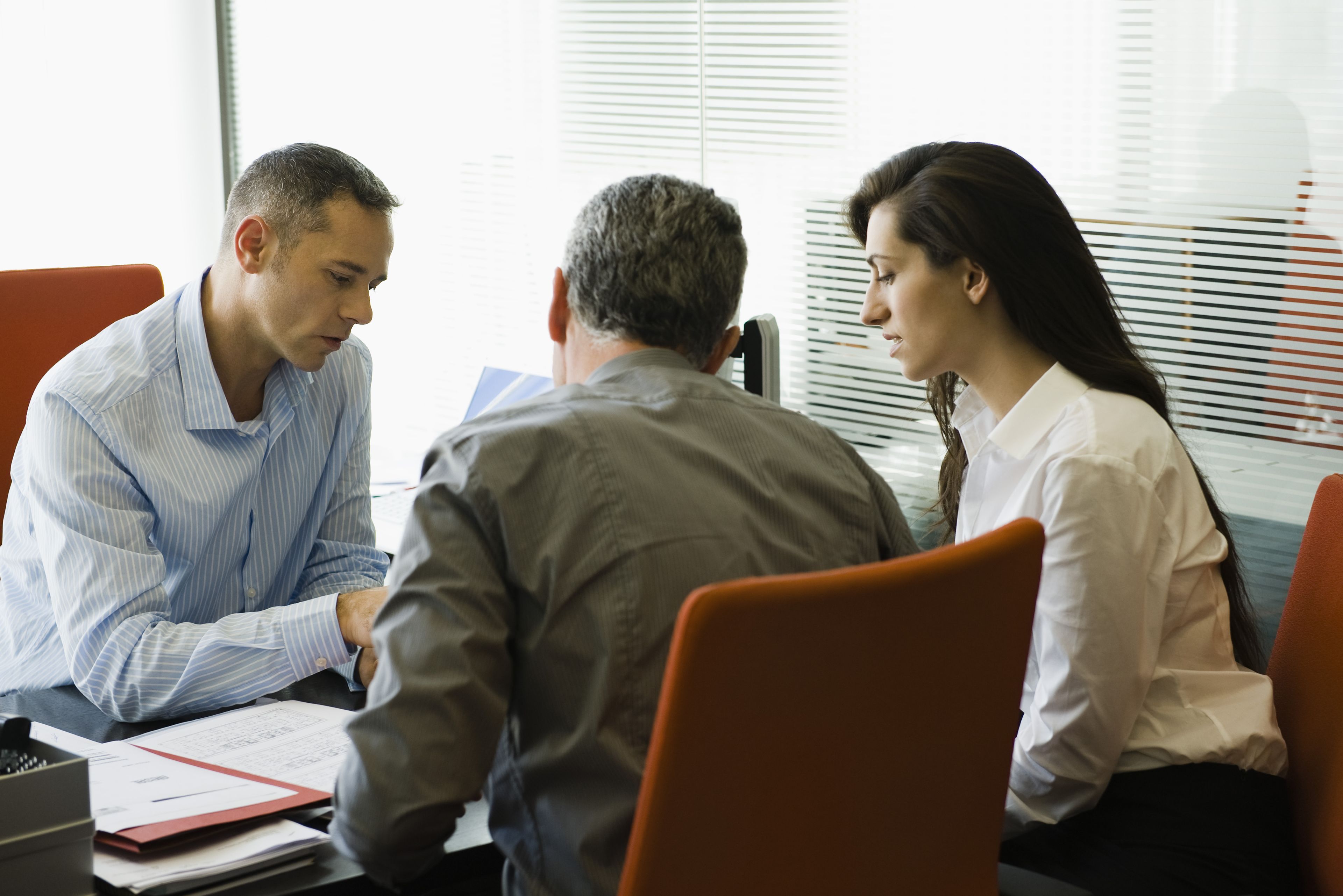 Pareja con asesor financiero