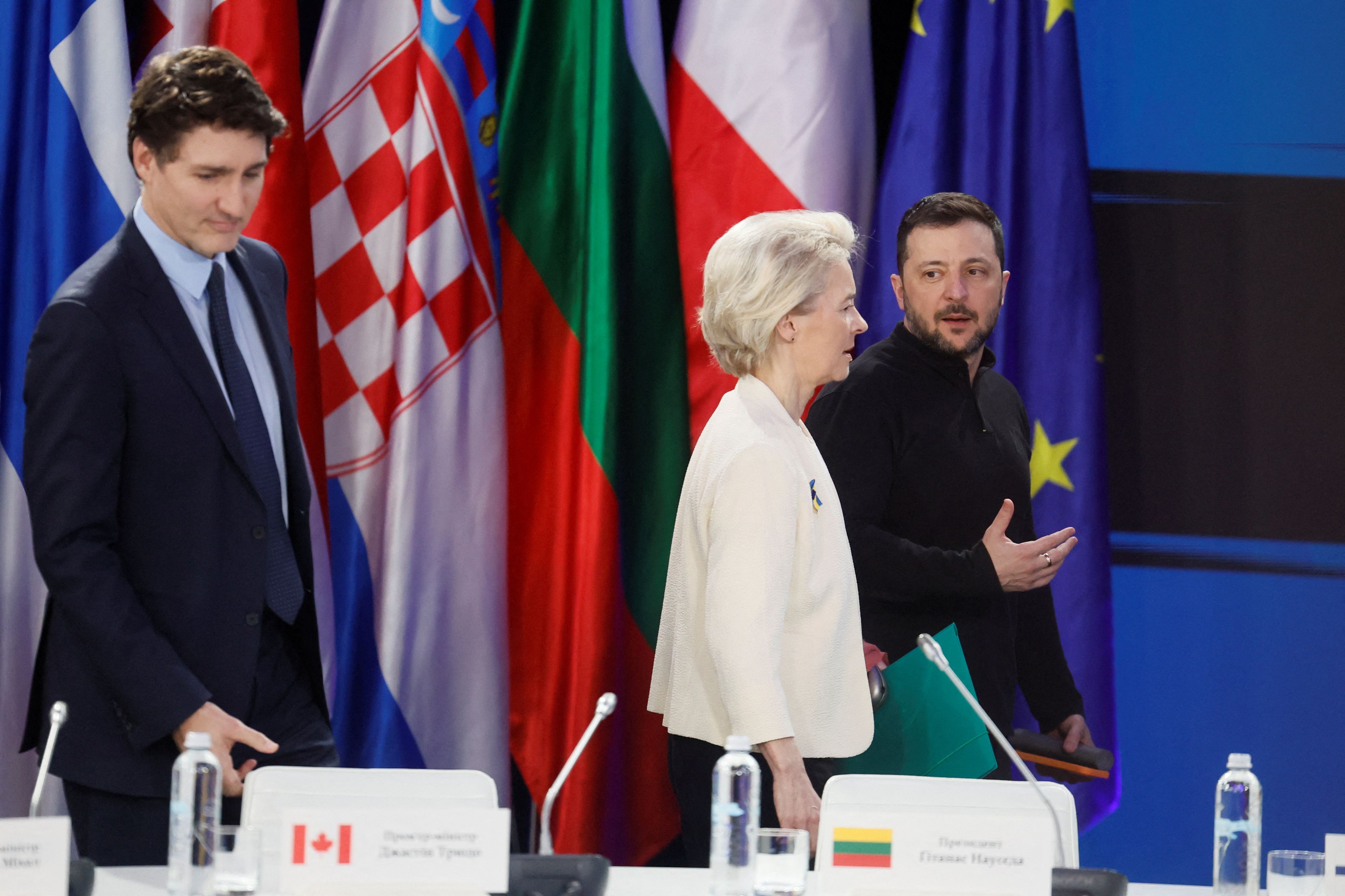 La foto del día: La presidenta de la Comisión Europea, Ursula von der Leyen, dice que Ucrania podría integrarse en la UE antes de 2030 con más reformas. La jefa del Ejecutivo comunitario ha anunciado un nuevo paquete de ayuda de 3.500 millones de euros.