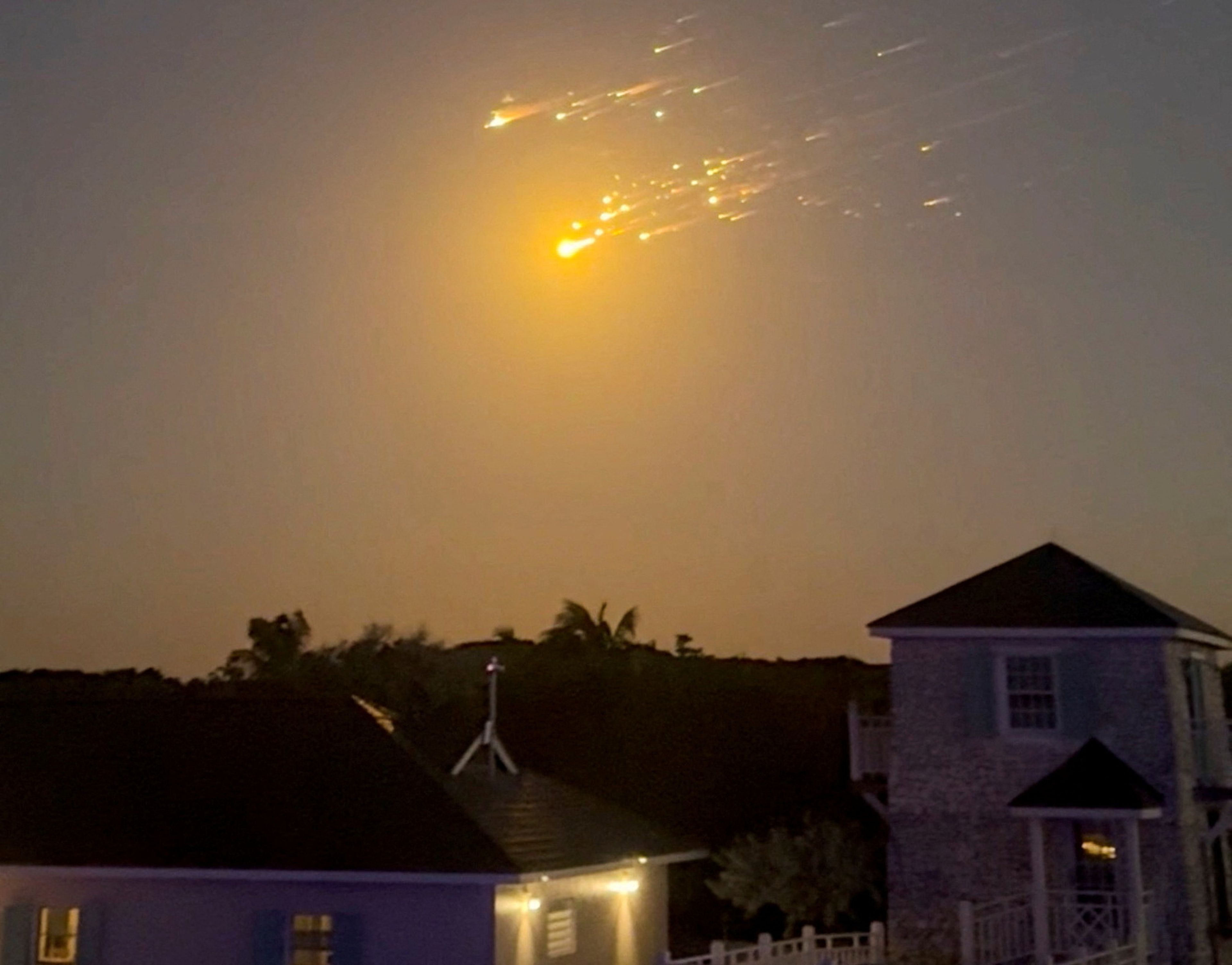 El cohete Starship de SpaceX explota minutos después de su lanzamiento. Esta fotografía muestra los escombros surcando el cielo del Caribe.