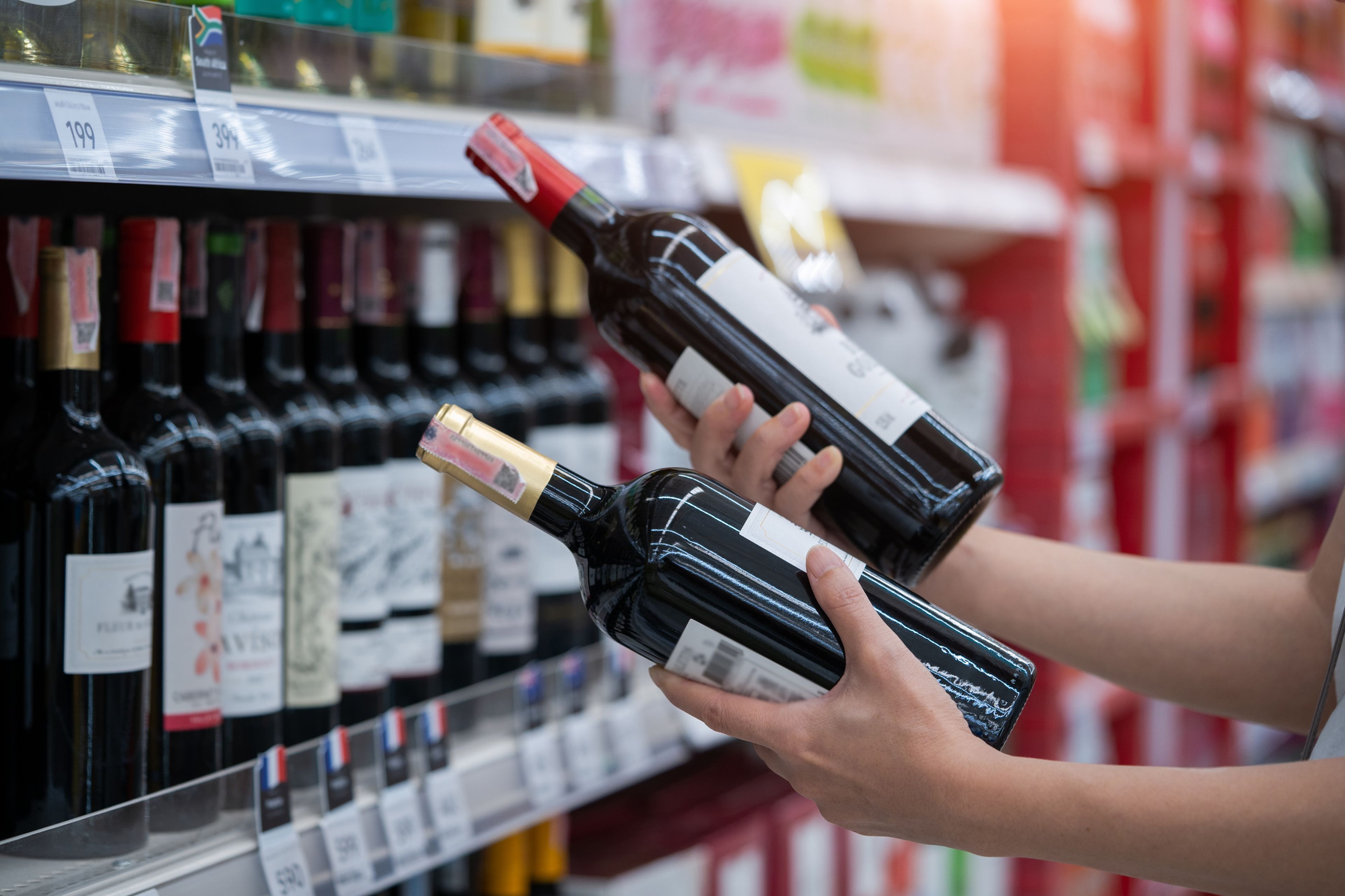 La foto del día: Trump sigue elevando la tensión de la guerra comercial. El nuevo presidente de Estados Unidos ha amenazado con imponer gravámenes del 200% a los productos alcohólicos provenientes de Europa, como el champán francés o el vino español.