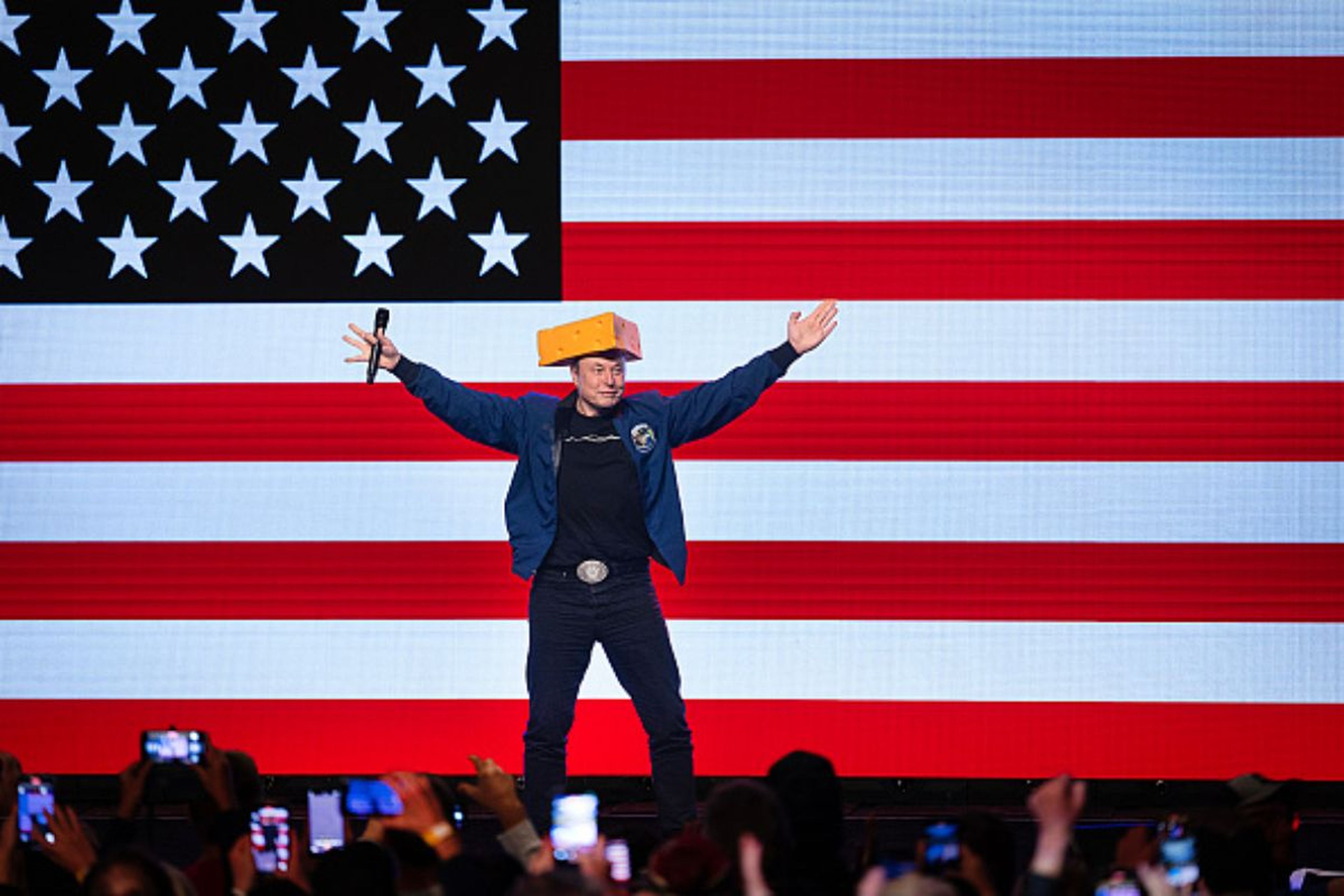 El multimillonario empresario Elon Musk llega a una asamblea pública