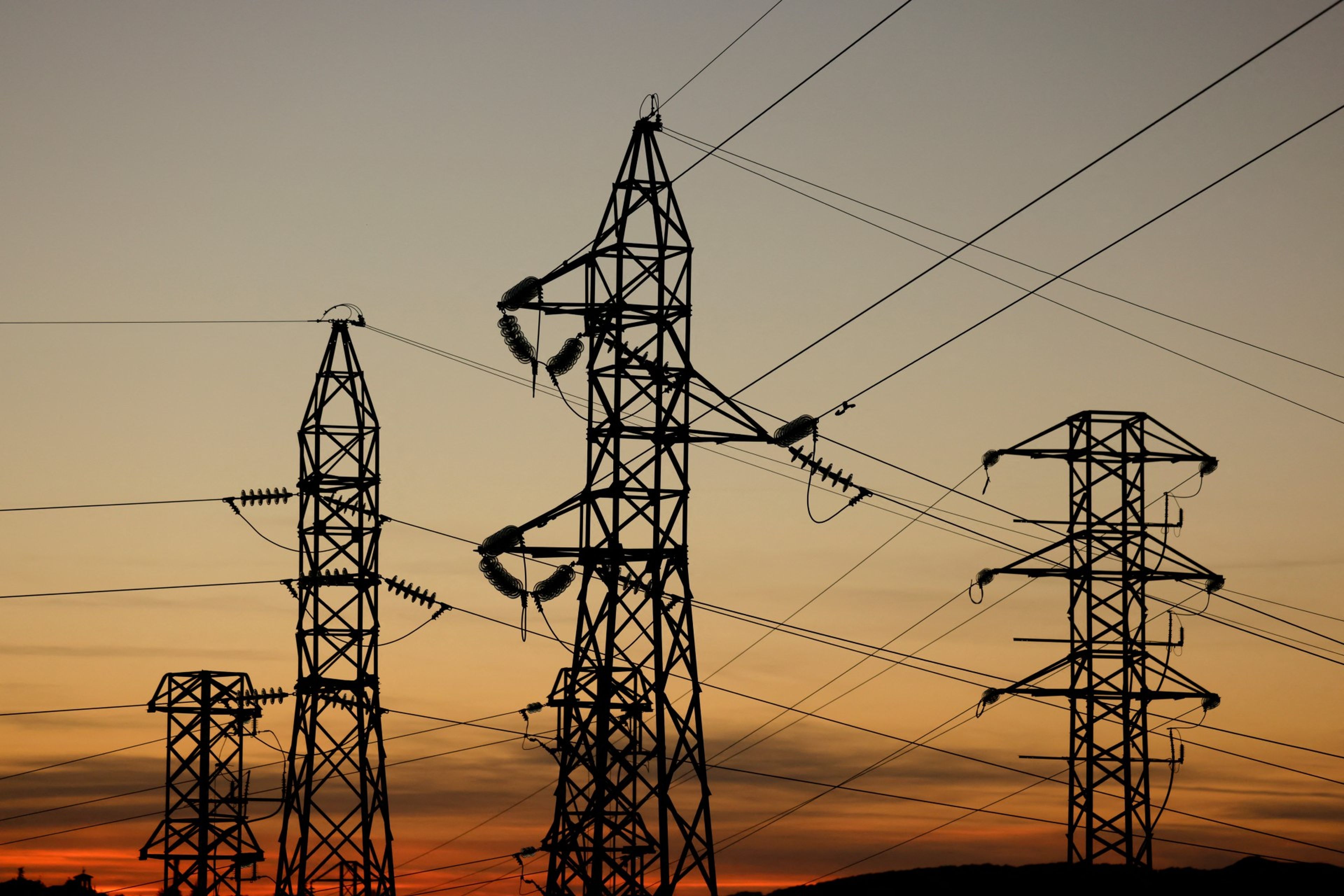 Del apagón al "energizado" al 100%: la red eléctrica en España recupera la  normalidad tras un colapso sin explicación del Gobierno