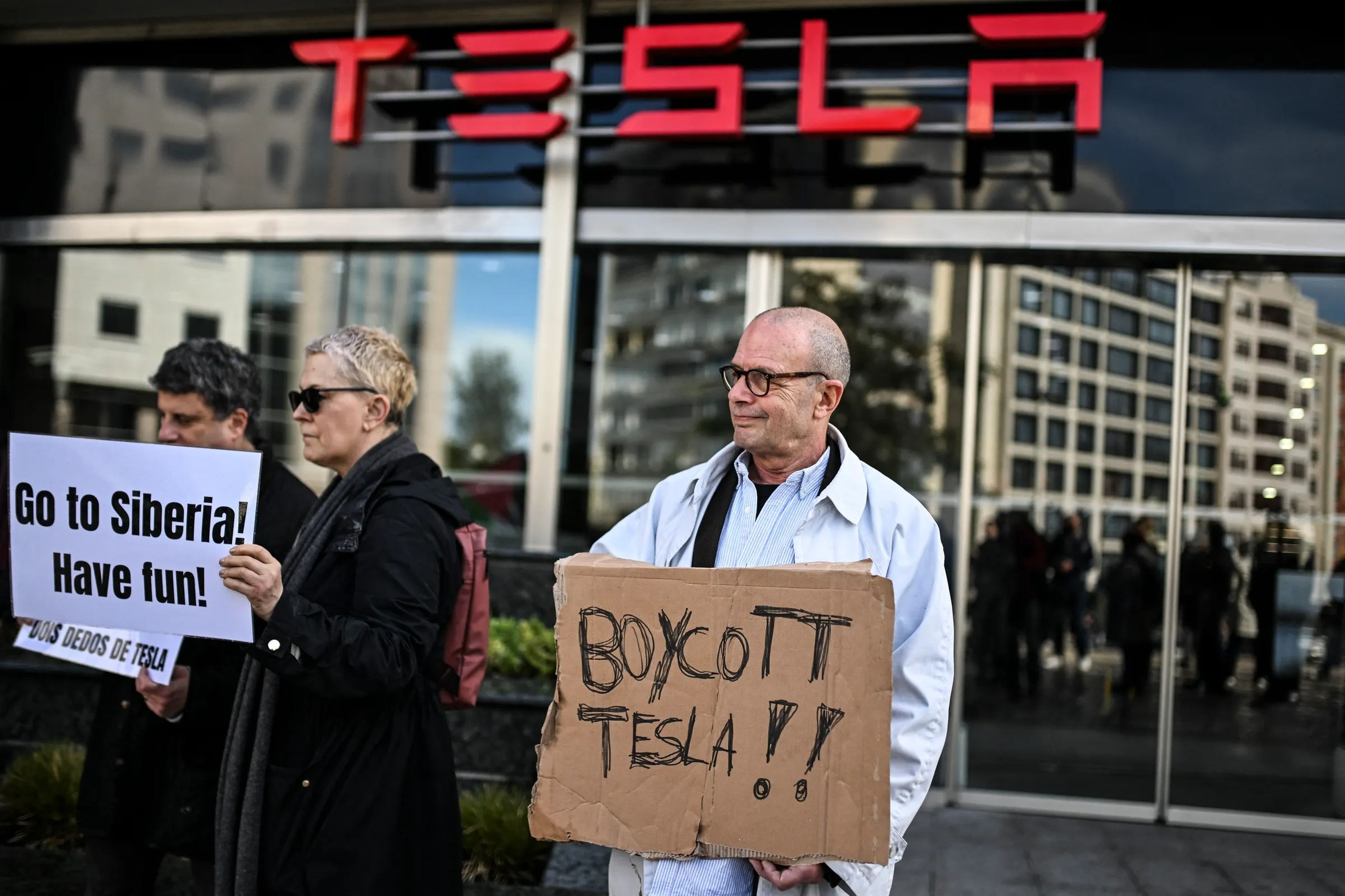 Manifestantes frente a un concesionario de Tesla en Lisboa, Portugal. Las ventas en el país cayeron un 33% en abril.