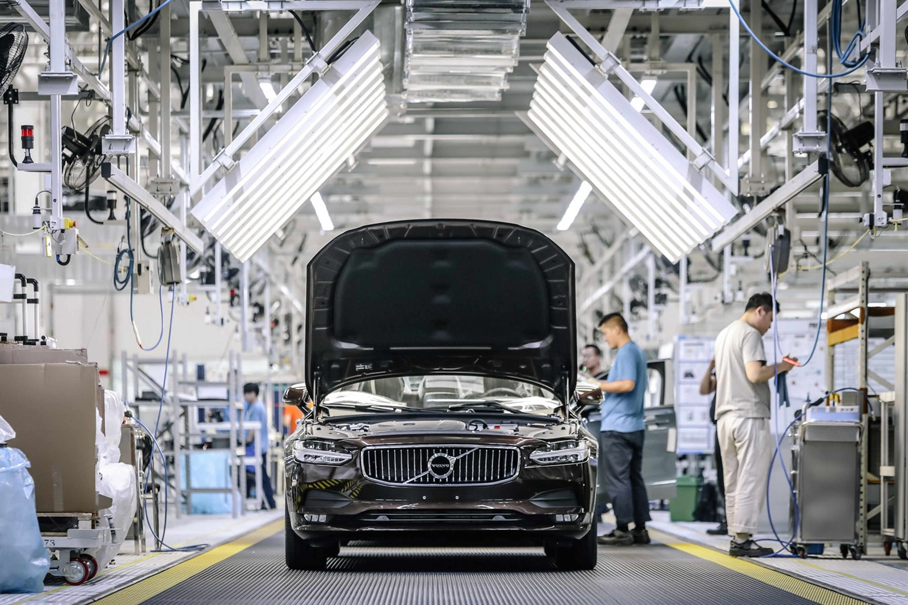 Trabajadores en una fábrica de Volvo.