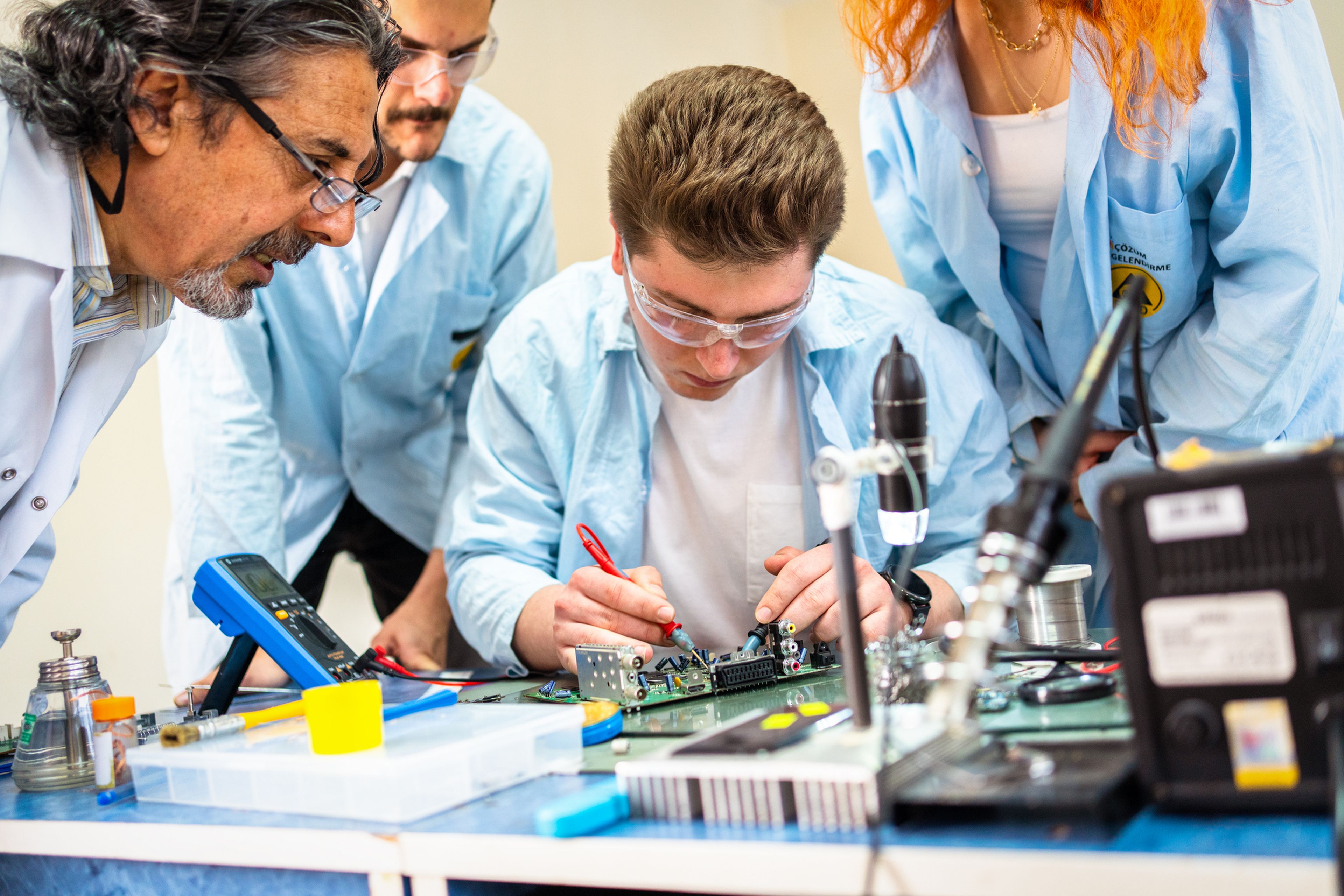El BOE lo confirma: cómo y cuándo solicitar becas para Formación Profesional en Madrid 