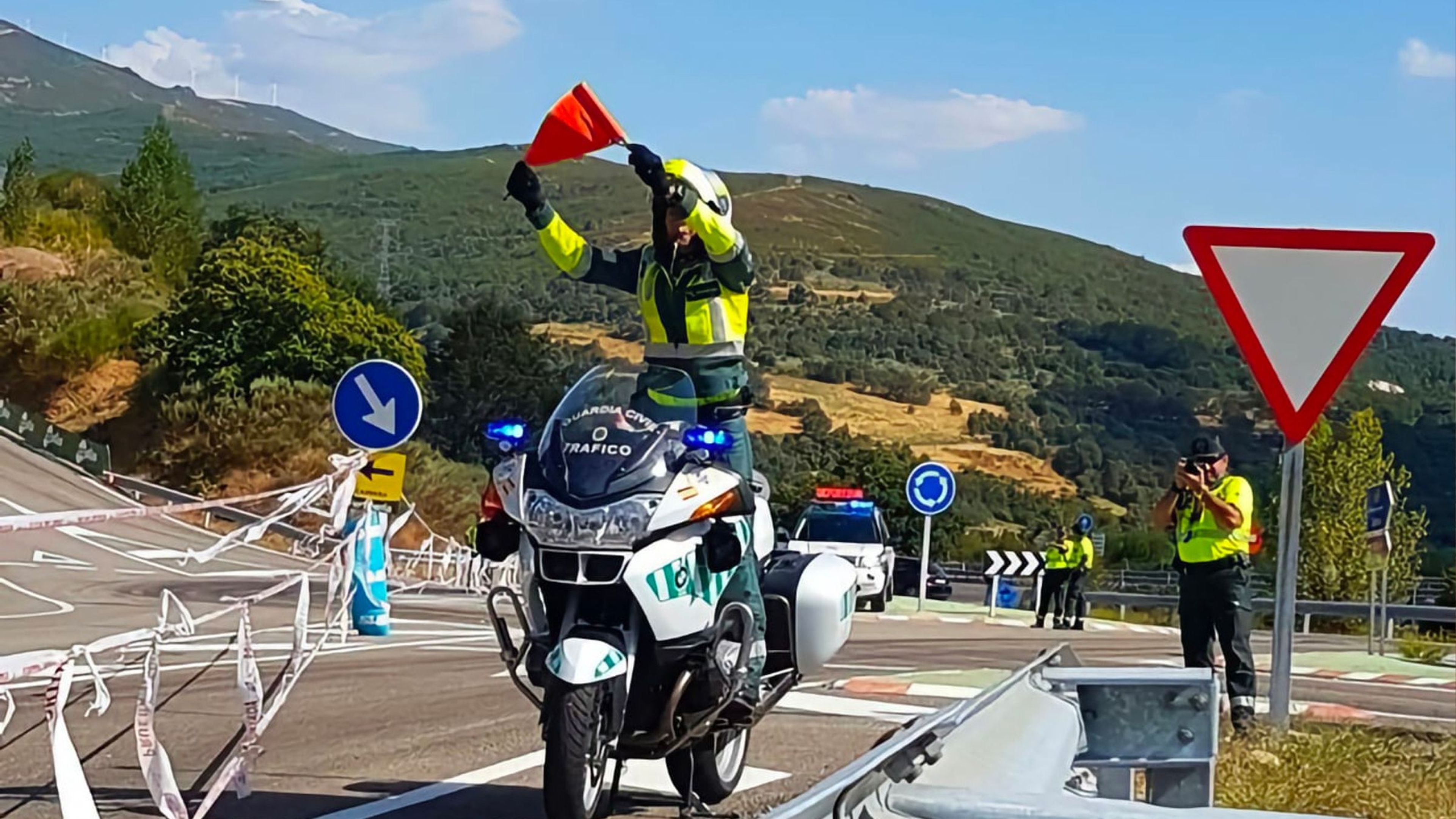 Qué hacer si un Guardia Civil en moto te saca una bandera roja